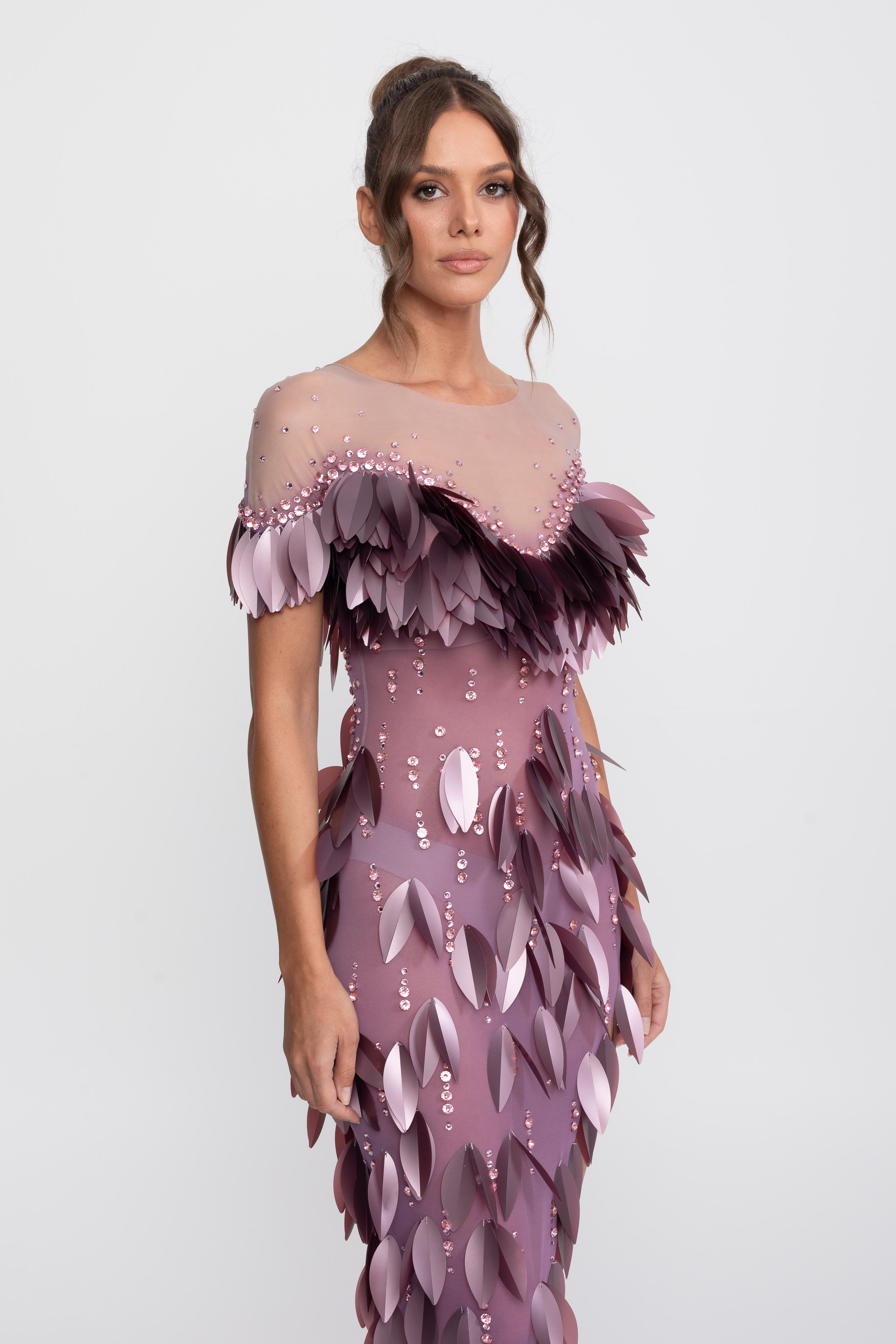 Rochie cu crăpătură, mâneci scurte și aplicații de petale 3D cu mărgele - Purple