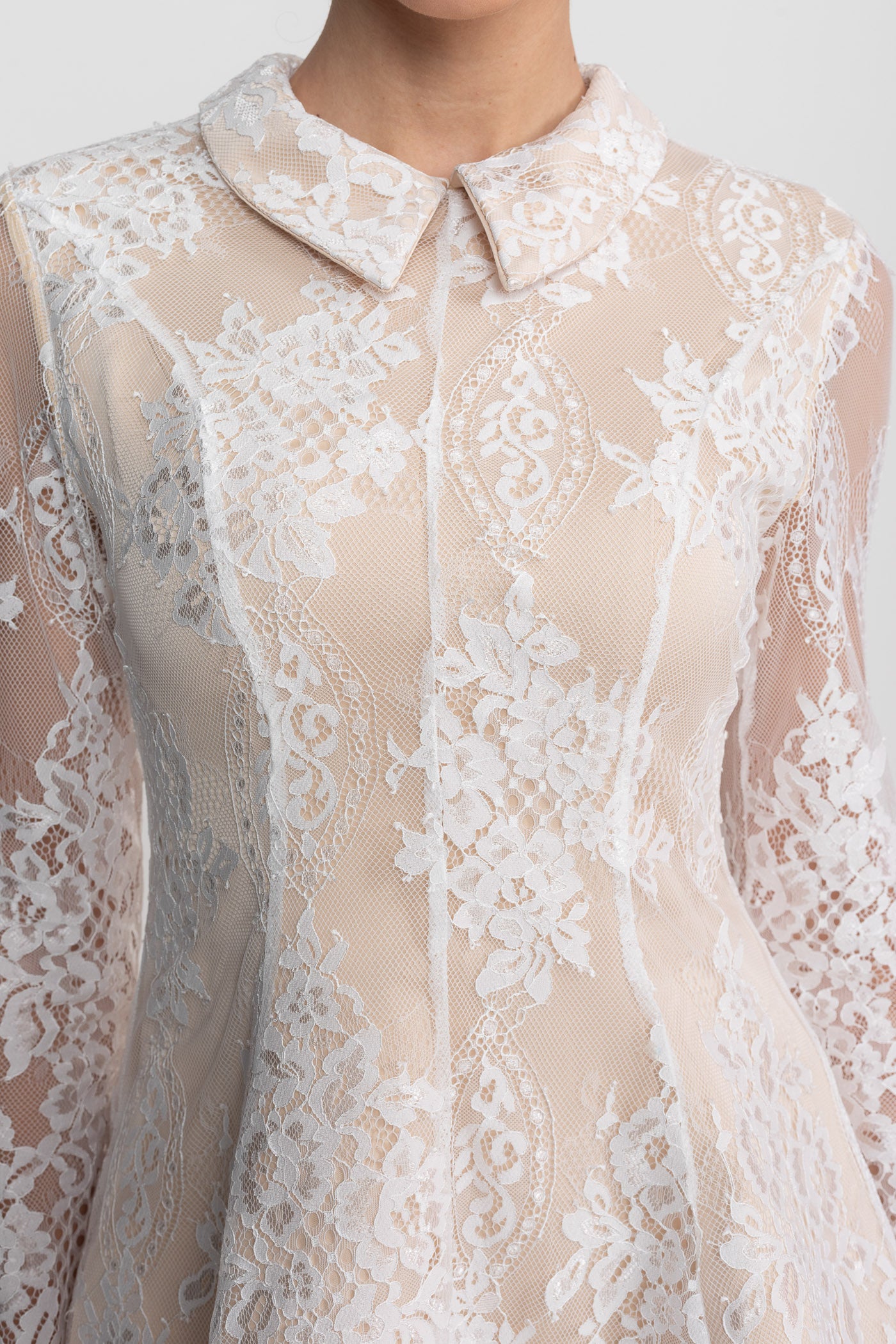 Rochie mini din dantelă cu mâneci lungi și guler cu suprapunere transparentă - Ivoire