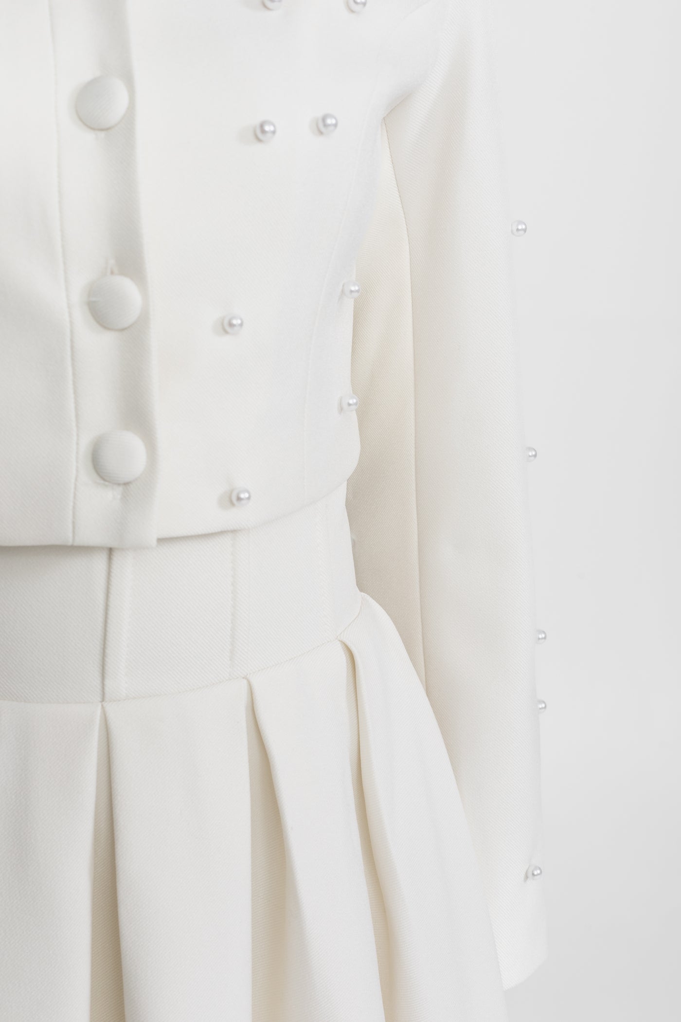 Set coordonat decorat cu perle, cu jachetă scurtă și fustă amplă – Alb