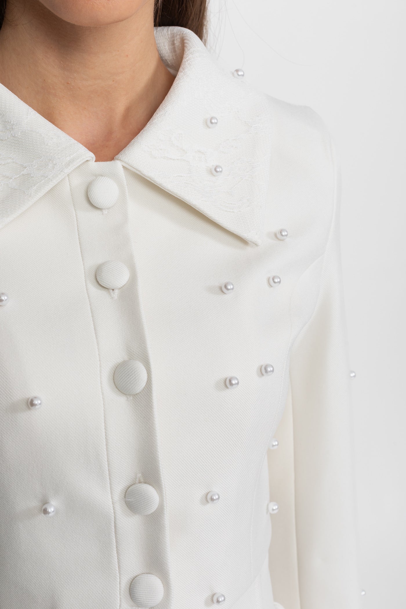 Set coordonat decorat cu perle, cu jachetă scurtă și fustă amplă – Alb