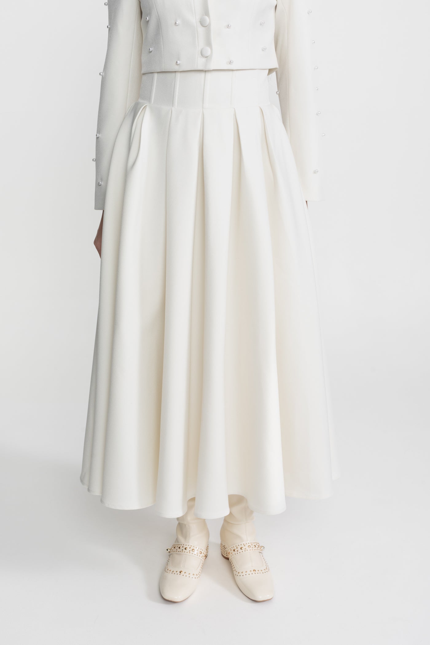 Set coordonat decorat cu perle, cu jachetă scurtă și fustă amplă – Alb