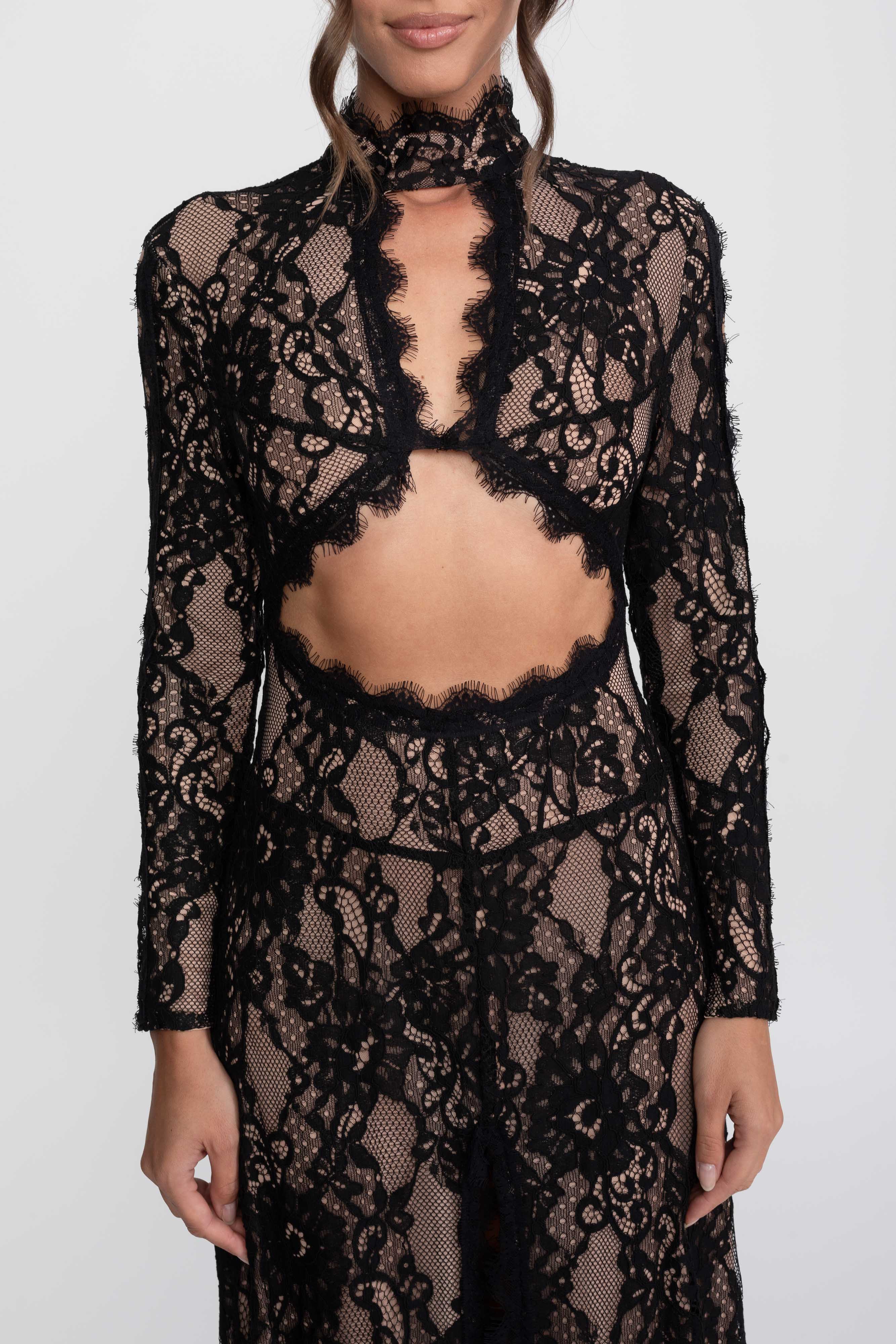 Rochie elegantă din dantelă cu guler înalt, decupaj frontal și șliț - negru