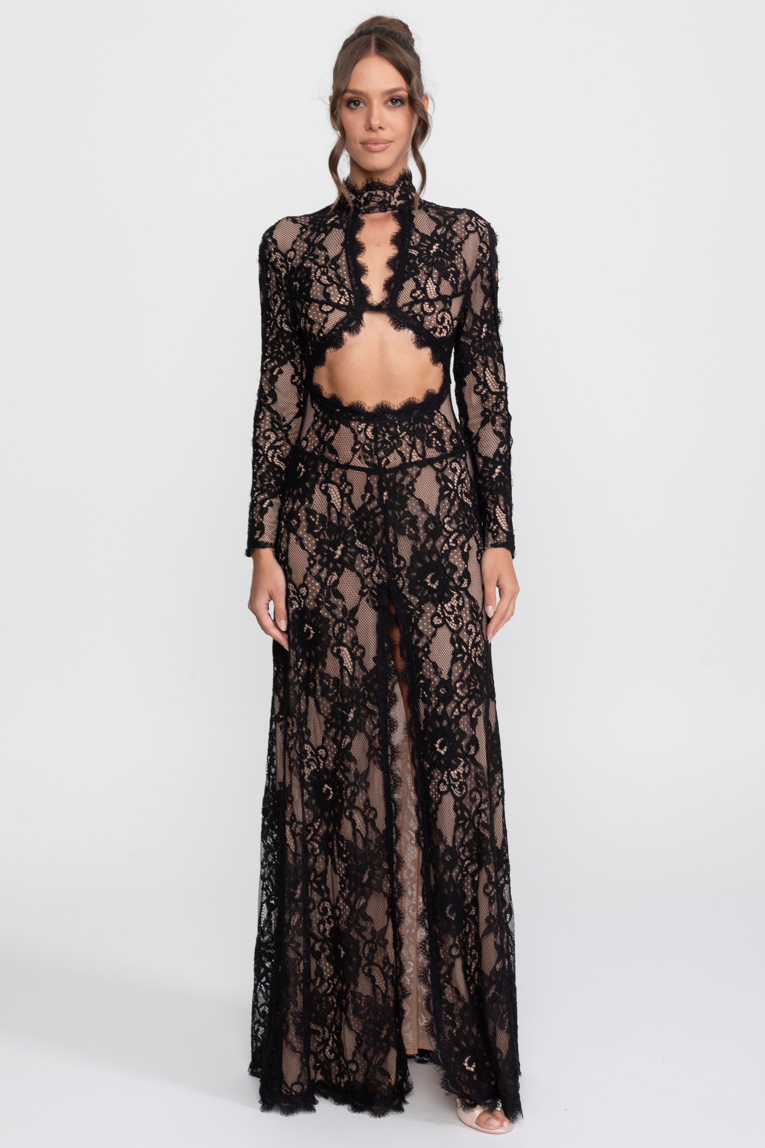 Rochie elegantă din dantelă cu guler înalt, decupaj frontal și șliț - negru