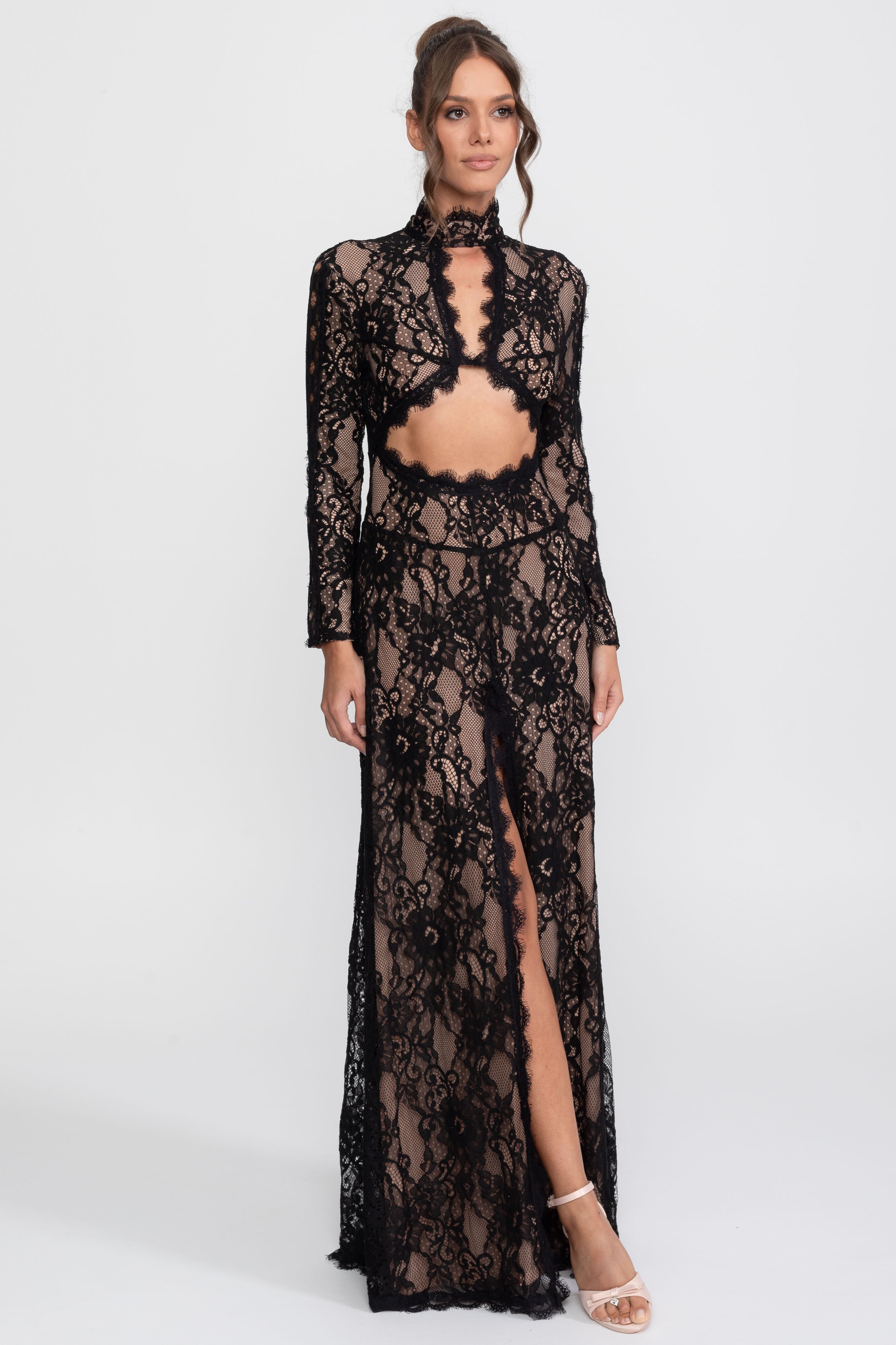 Rochie elegantă din dantelă cu guler înalt, decupaj frontal și șliț - negru