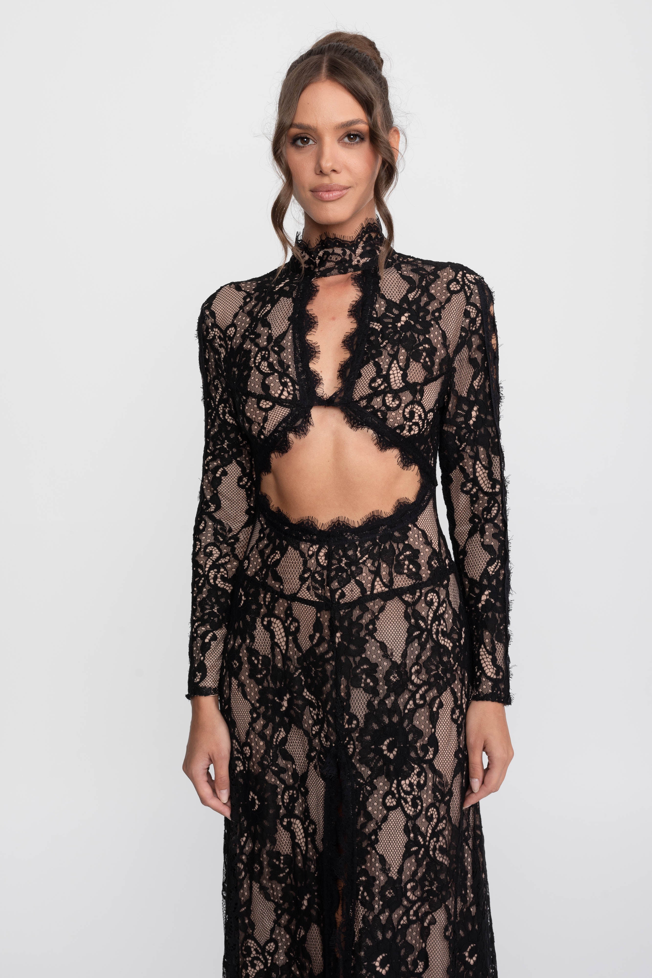 Rochie elegantă din dantelă cu guler înalt, decupaj frontal și șliț - negru
