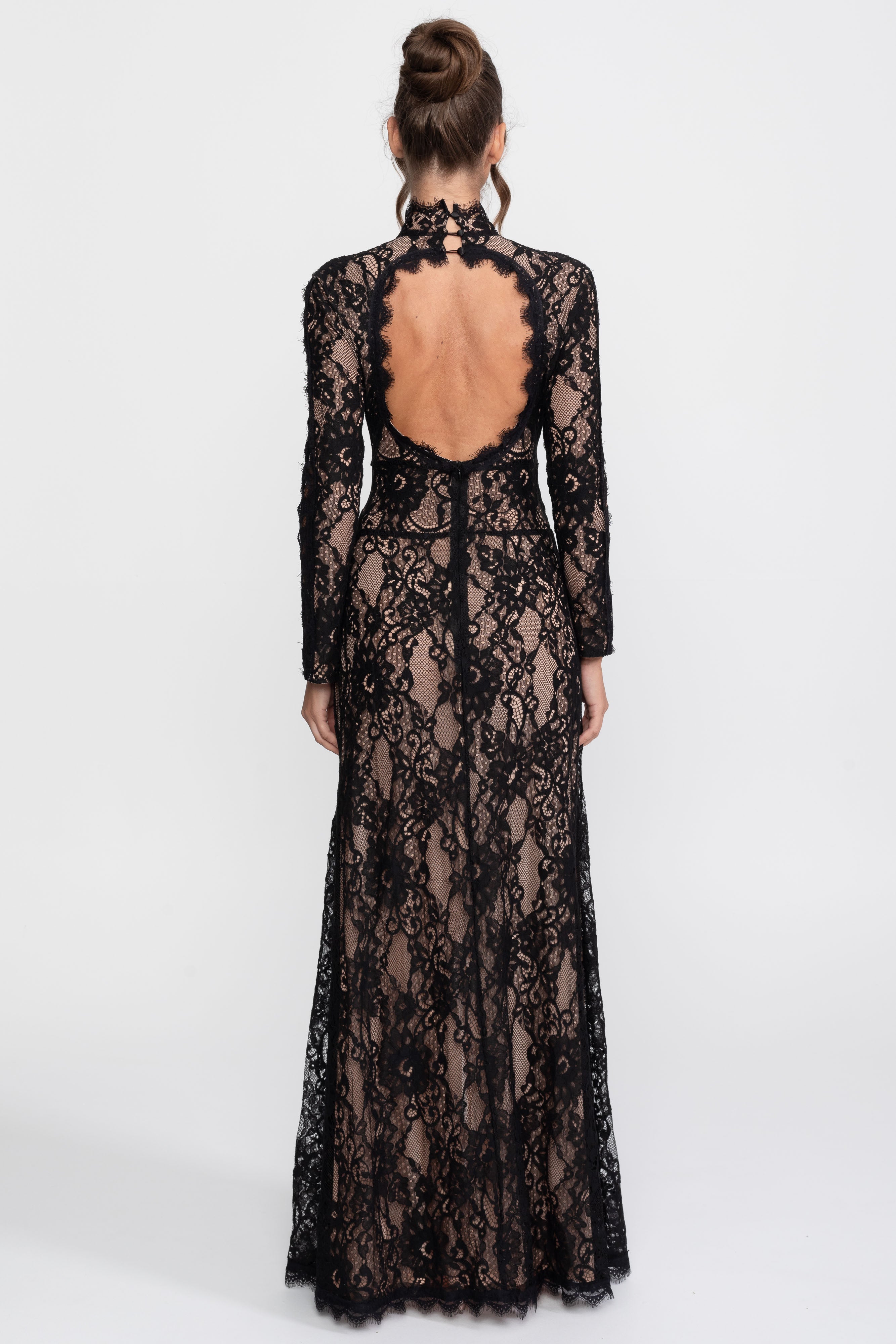 Rochie elegantă din dantelă cu guler înalt, decupaj frontal și șliț - negru