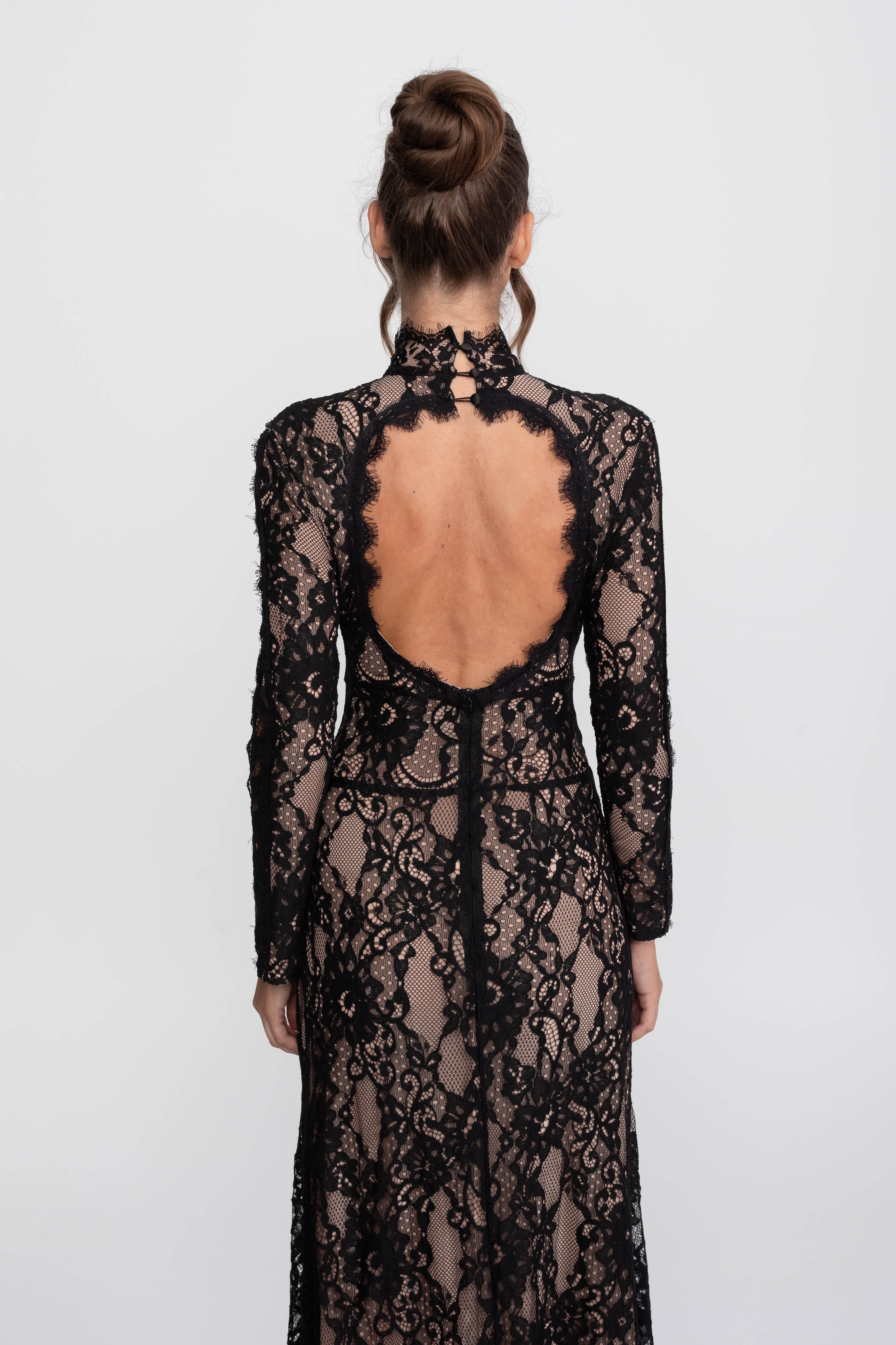 Rochie elegantă din dantelă cu guler înalt, decupaj frontal și șliț - negru