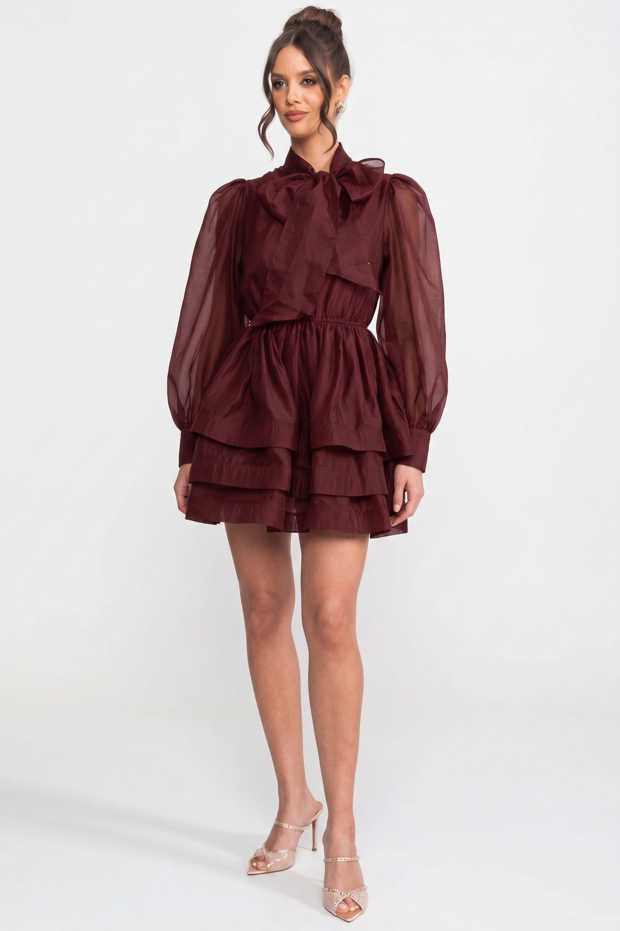 Rochie mini cu guler înalt, mâneci bufante, fustă cu volane în straturi și fundă - Wine