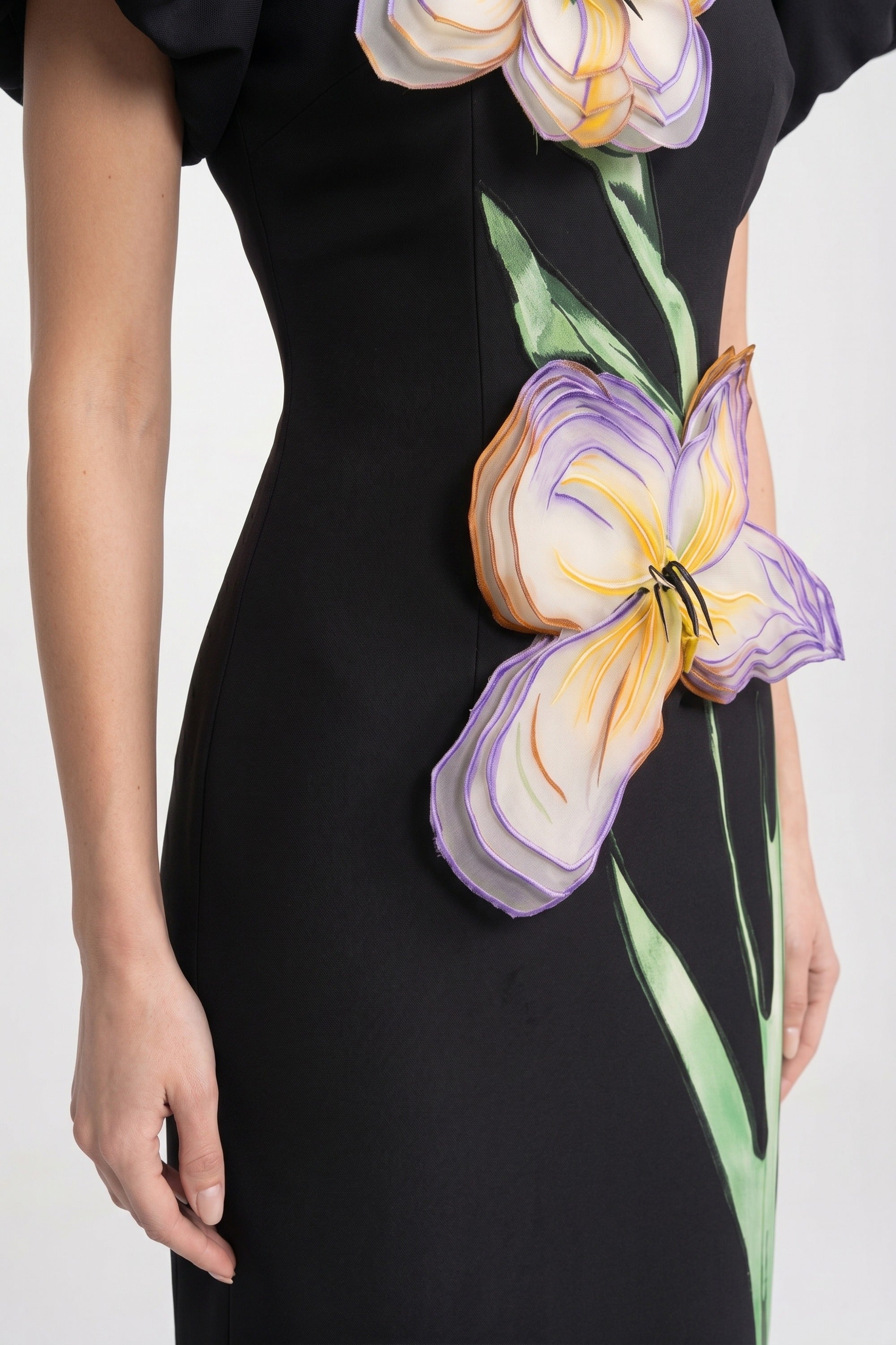 Rochie maxi structurată cu umeri accentuați și aplicații florale 3D Iris - Negru