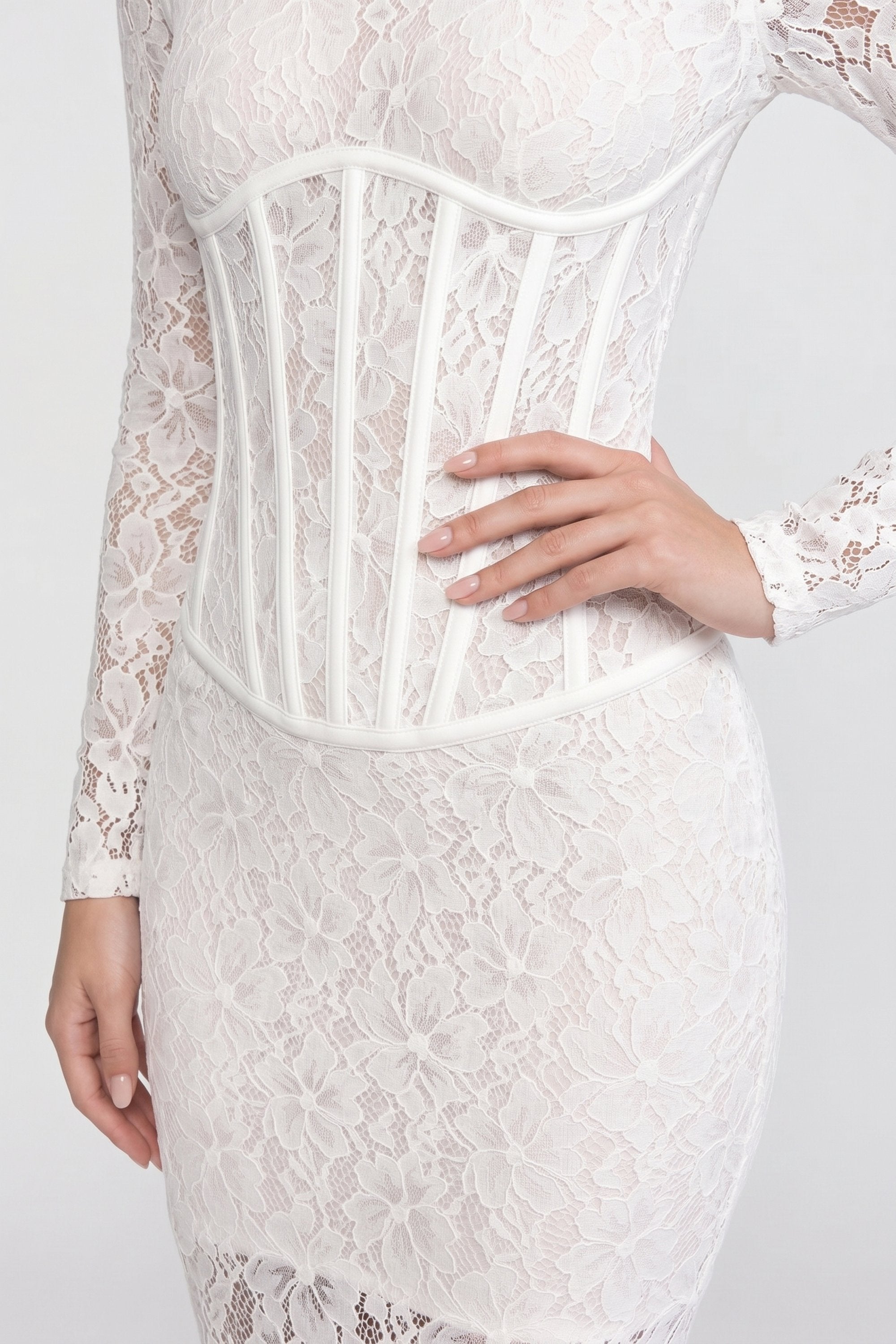 Rochie maxi din dantelă cu guler înalt și mâneci lungi, cu siluetă coloană - Alb