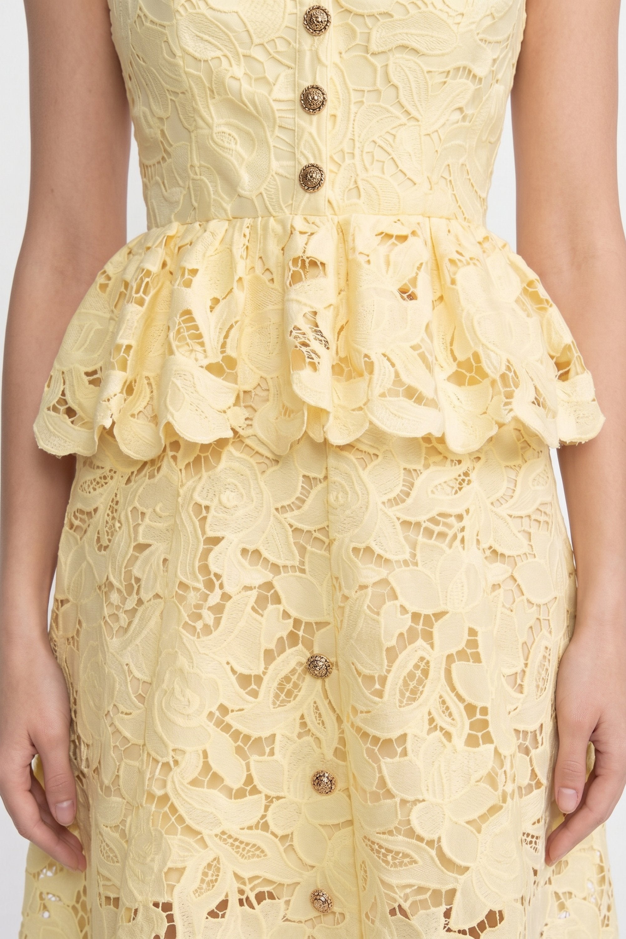 Rochie fără mâneci din dantelă cu peplum, fustă midi și nasturi aurii - galben