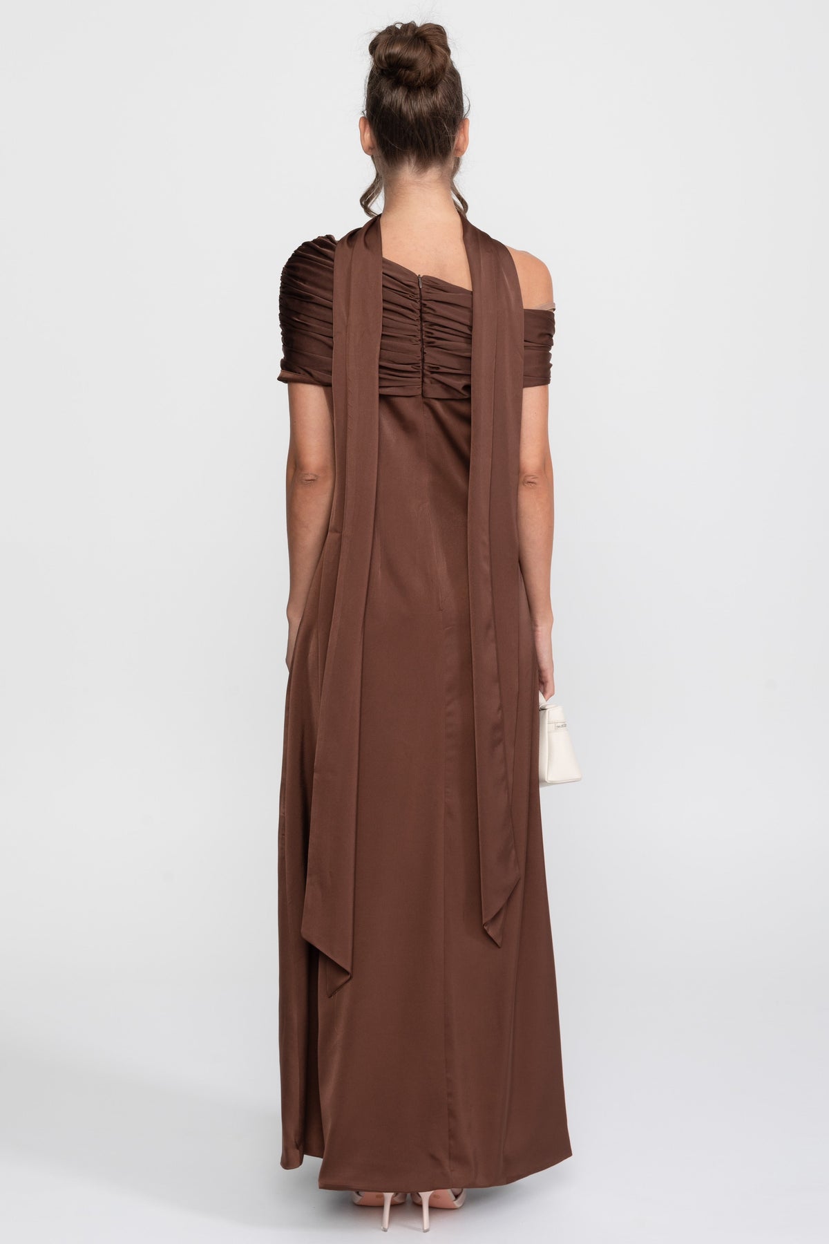 Rochie lungă din satin drapat, cu un singur umăr, cu design petrecut și fronseu - Brown 