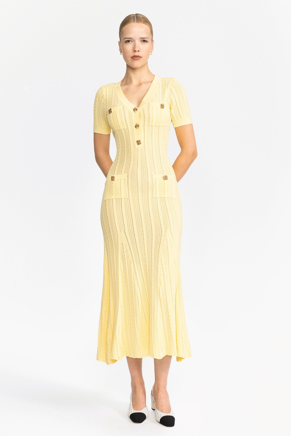 Rochie midi cu tricotaj cablu și nasturi bijuterie - Galben 