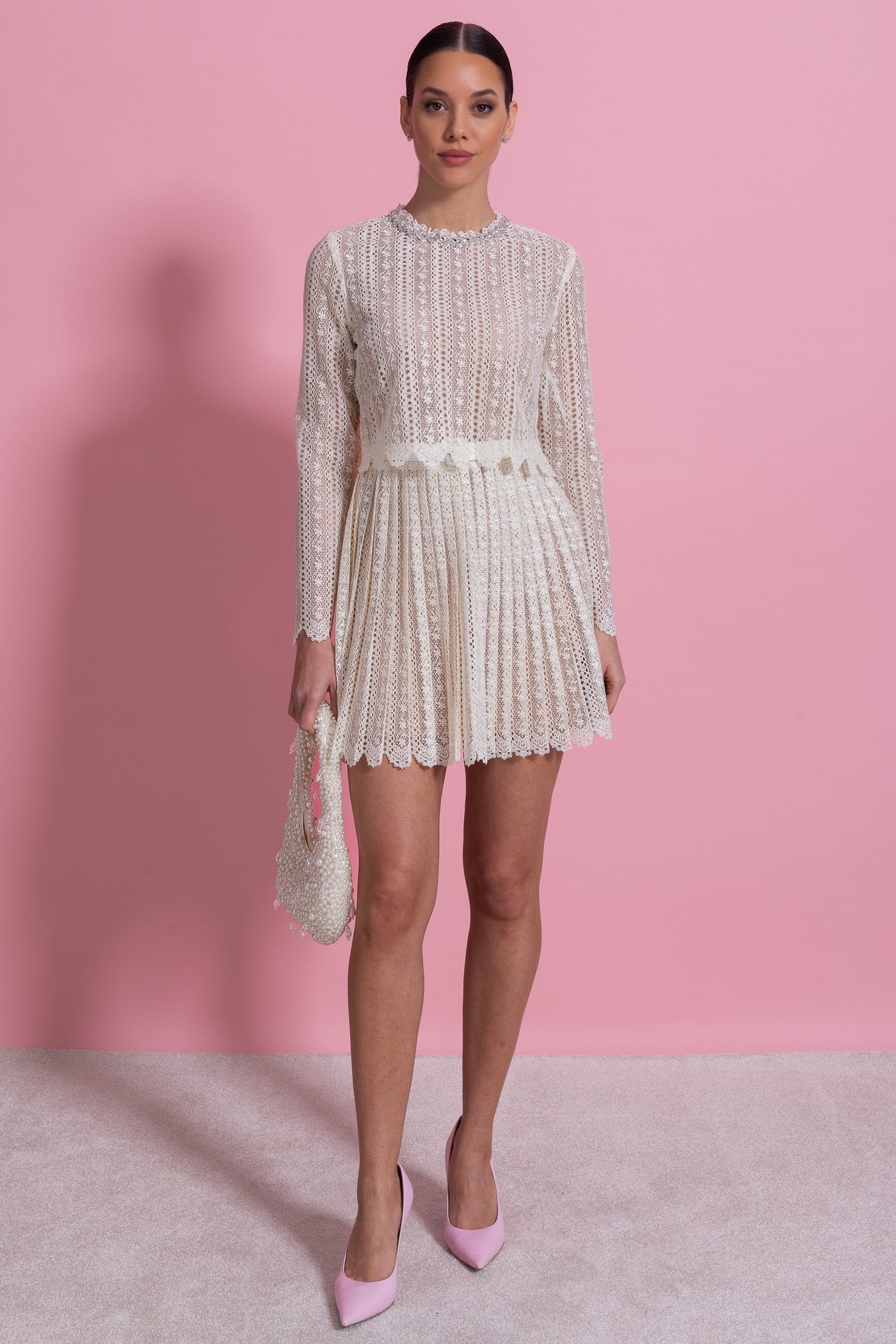 Rochie Mini Din Dantelă Cu Guler Înalt Și Fustă Plisată - Ivoire 