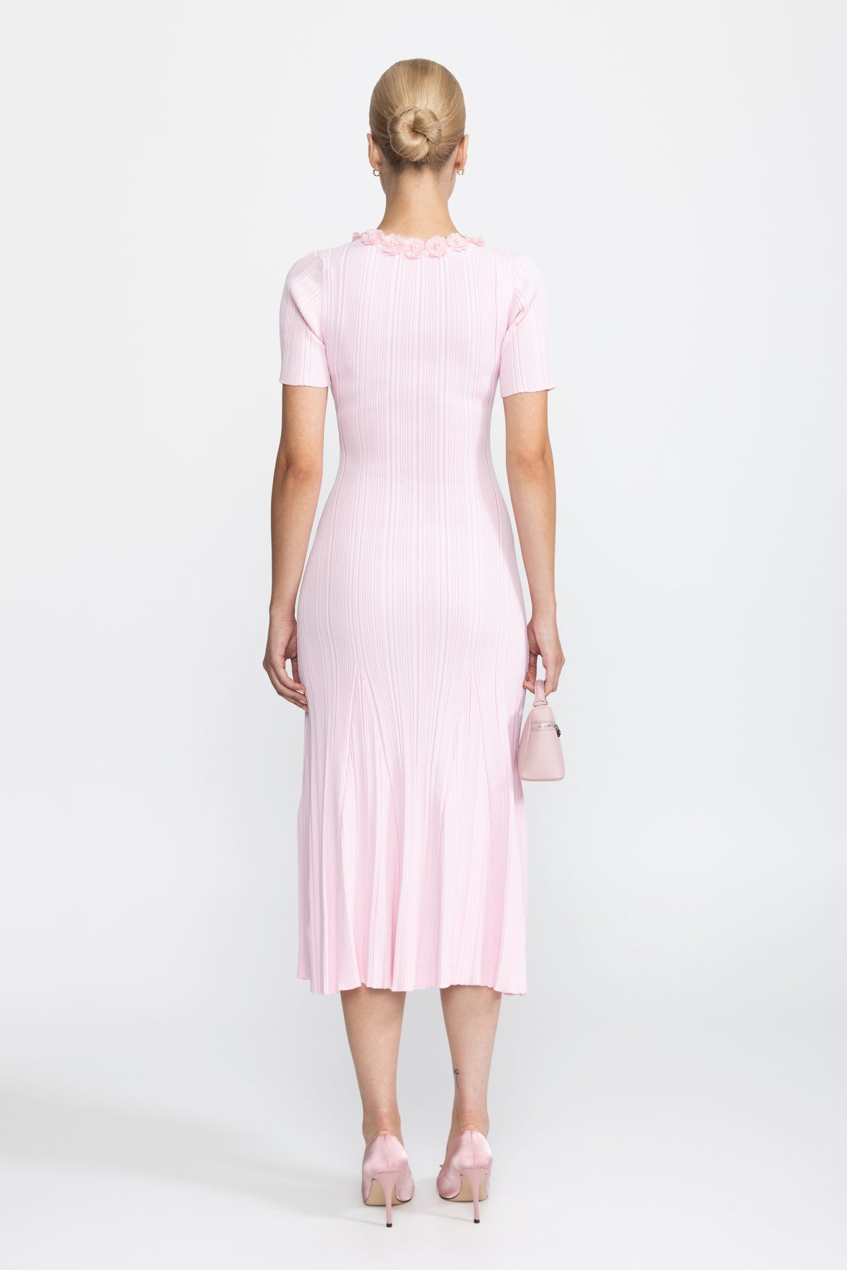 Rochie midi roz din tricot reiat cu aplicație florală 