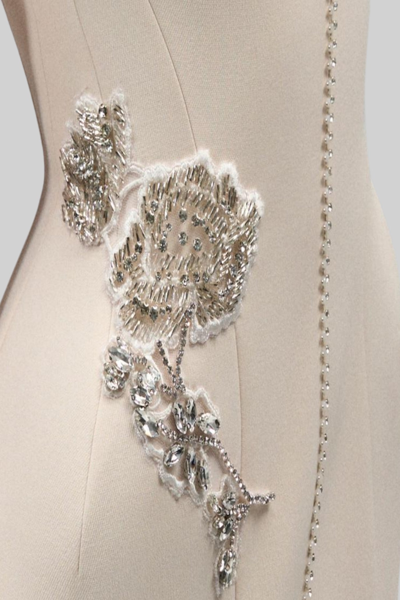 Rochie midi cu mâneci scurte, decolteu înalt cu despicătură și embellishments sclipitoare - Ivoire 