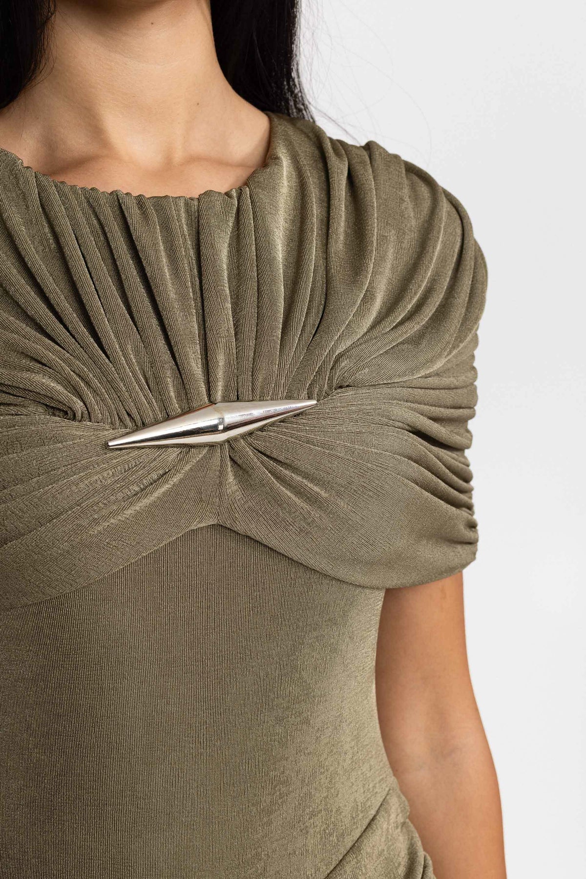 Rochie mini drapată cu pelerină și fronseuri - Olive 