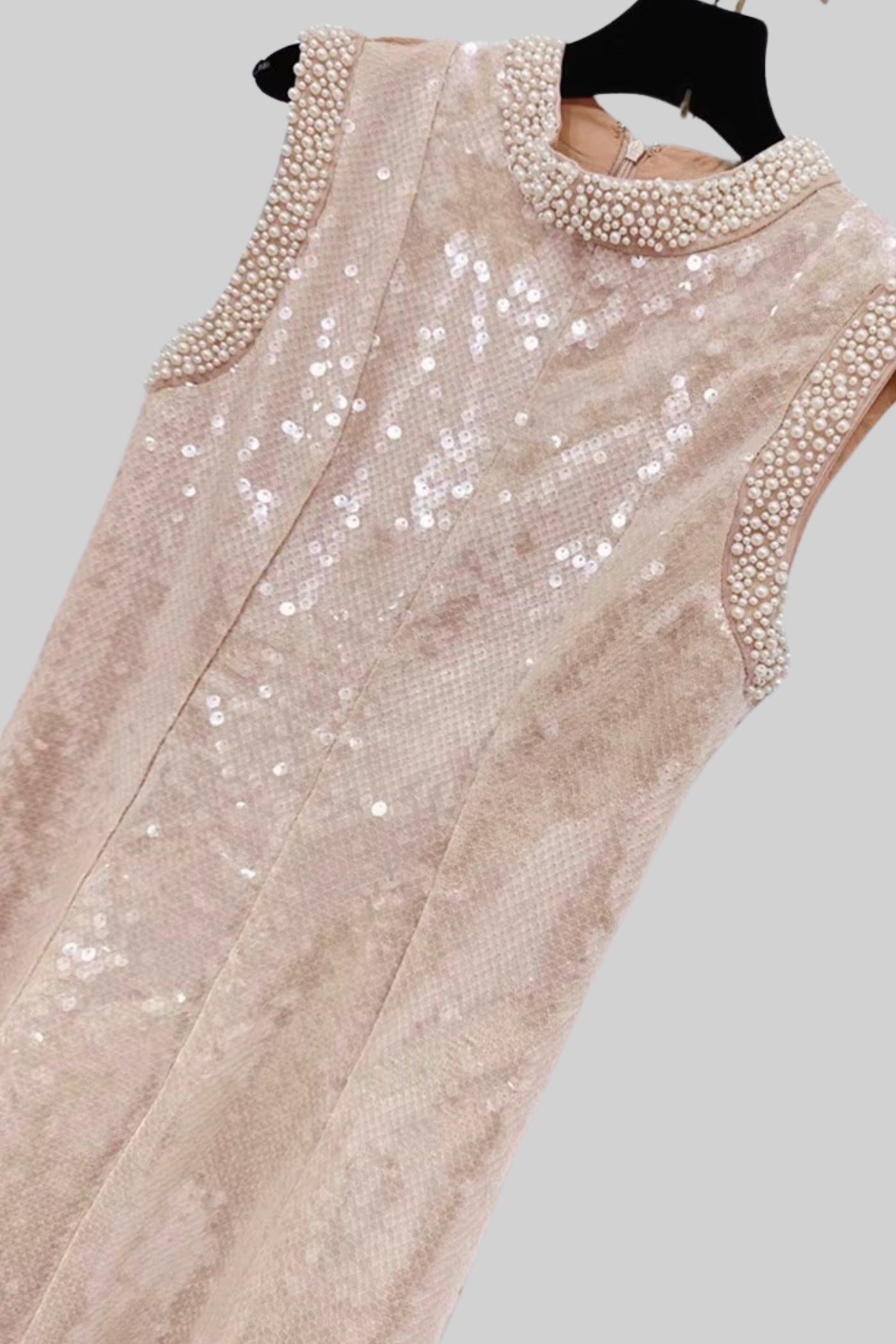Rochie Elegantă cu Paiete și Accente de Perle Albe - Bej 