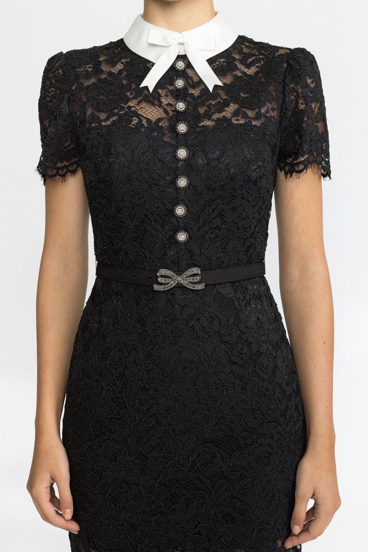 Rochie midi neagră cu guler cu fundă din dantelă cordonată 