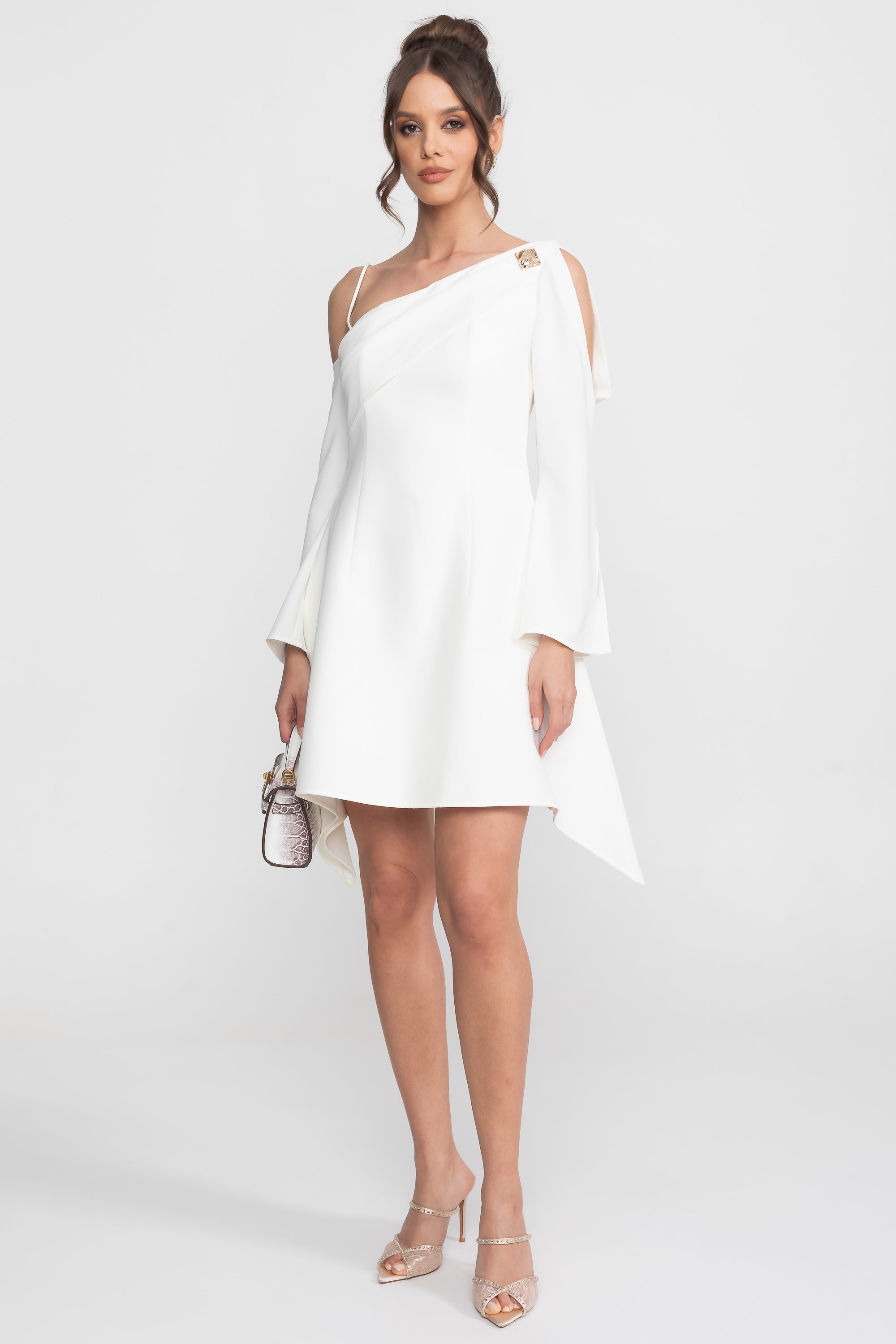 Rochie mini asimetrică cu umeri decupați, mâneci lungi și broșă aurie - Albă 