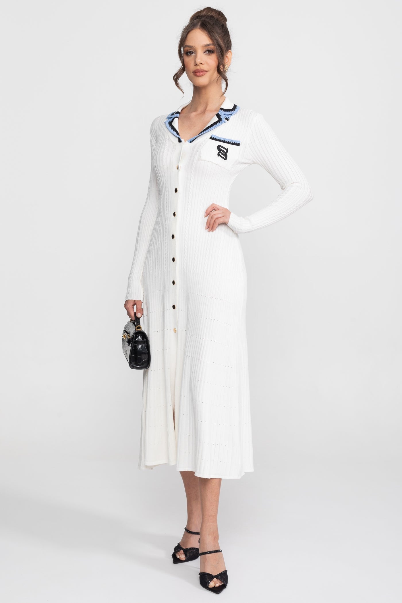 Rochie midi tricotată cu mânecă lungă, guler polo și patch cu monogramă - Albă 