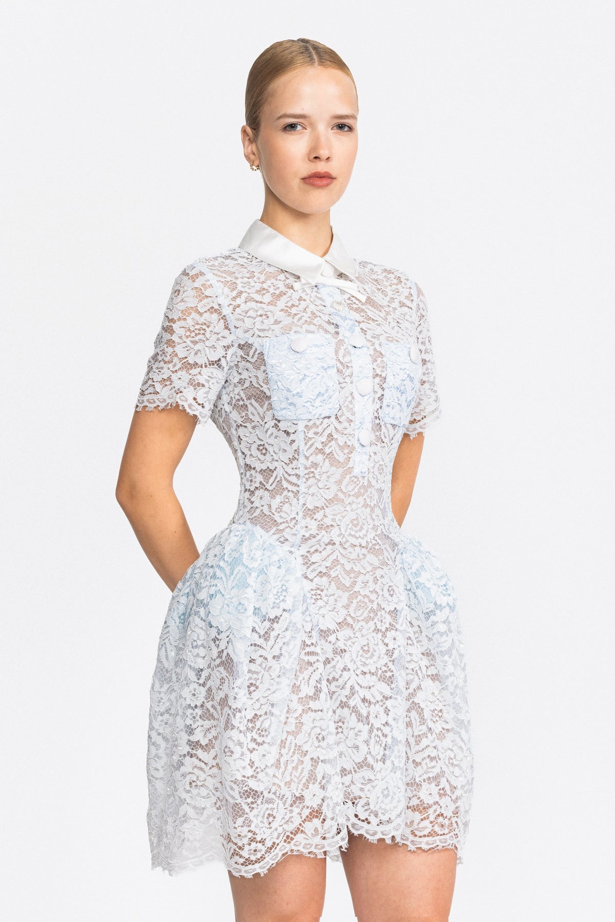 Rochie mini Bubble din dantelă cu guler din satin - bleu deschis 