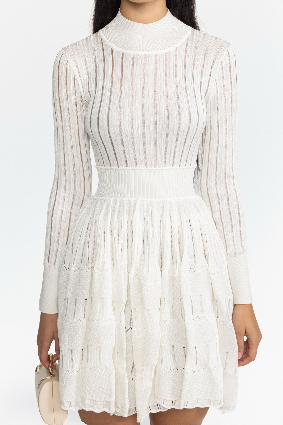 Rochie mini skater albă din tricot transparent cu aspect de scară, cu mâneci lungi 