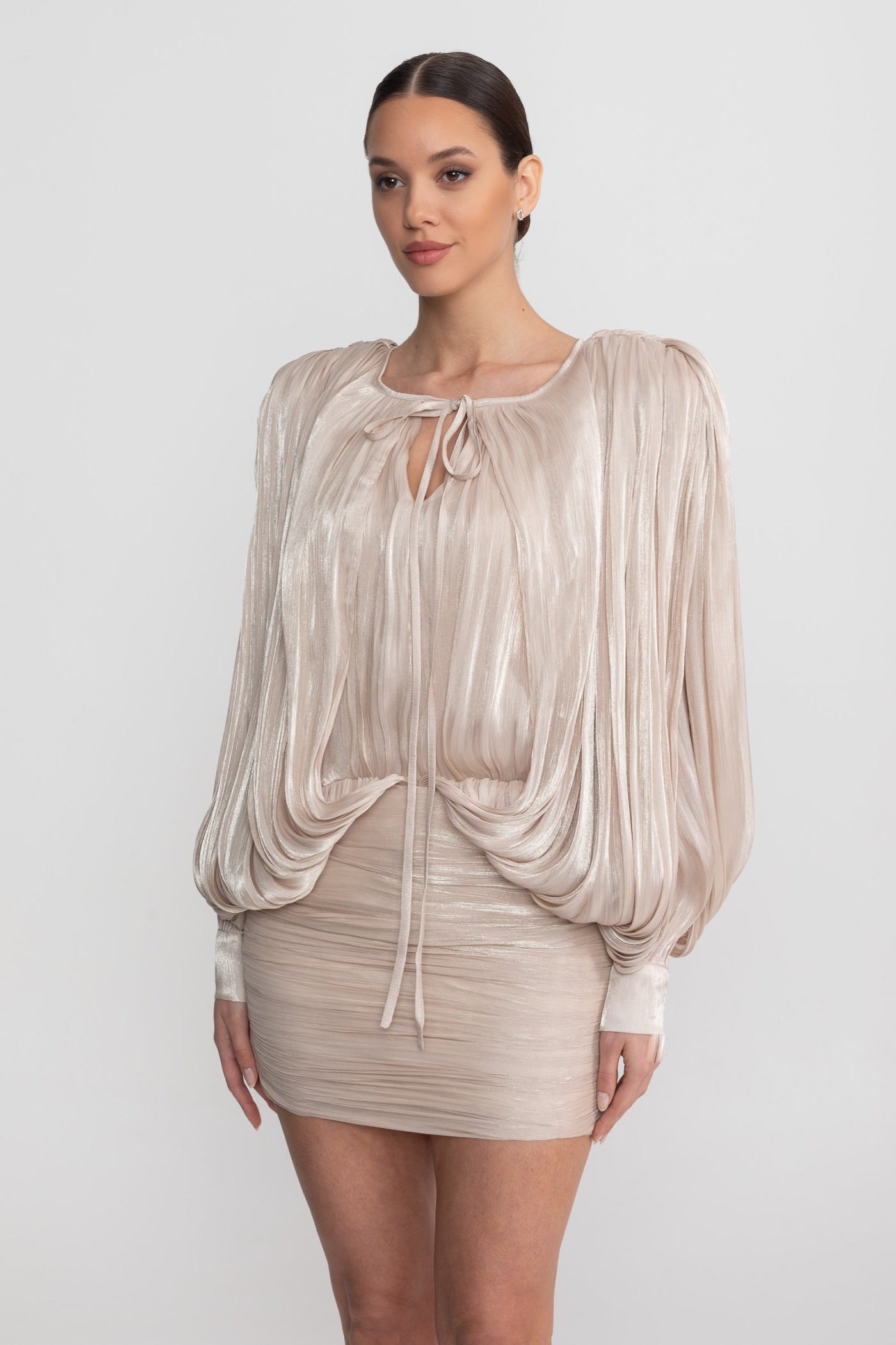 Rochie mini cu mâneci lungi drapate și mâneci tip aripă de liliac - Champagne 