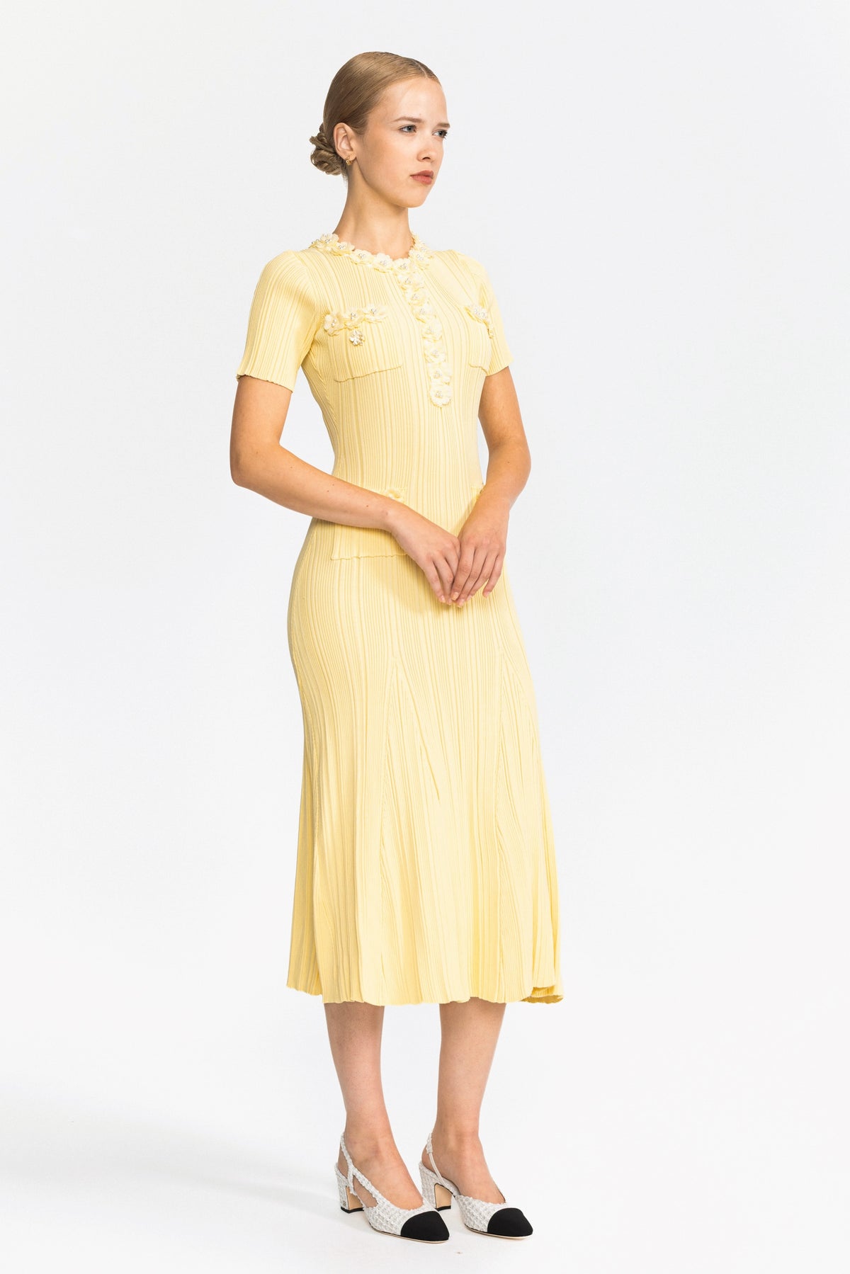 Rochie midi galbenă din tricot striat, cu aplicație florală 