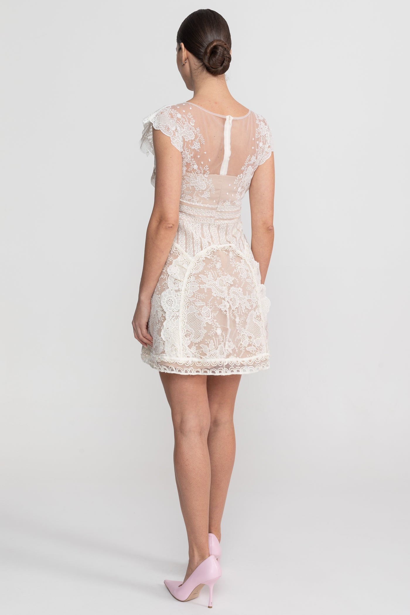 Rochie mini cu mâneci scurte, cu yoke transparent și detaliu cu nasturi de perlă - Ivoire 