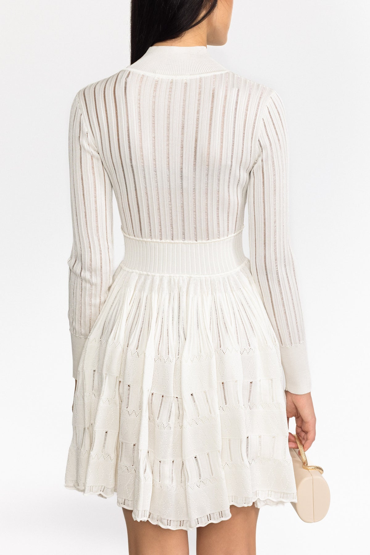 Rochie mini skater albă din tricot transparent cu aspect de scară, cu mâneci lungi 