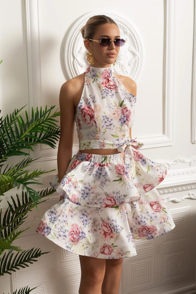 Set top crop cu bretele halter cu imprimeu floral și fustă mini cu volane stratificate - Alb/Roz 