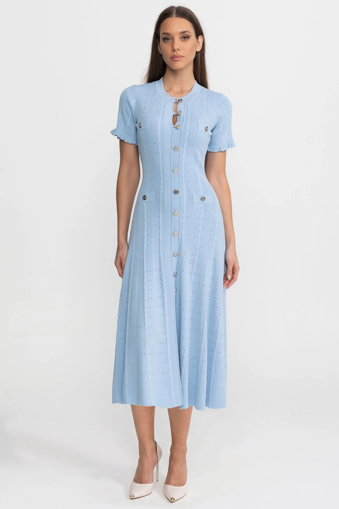 Rochie midi tricotată cu nasturi în față și mâneci cu margini ondulate – Baby Blue 