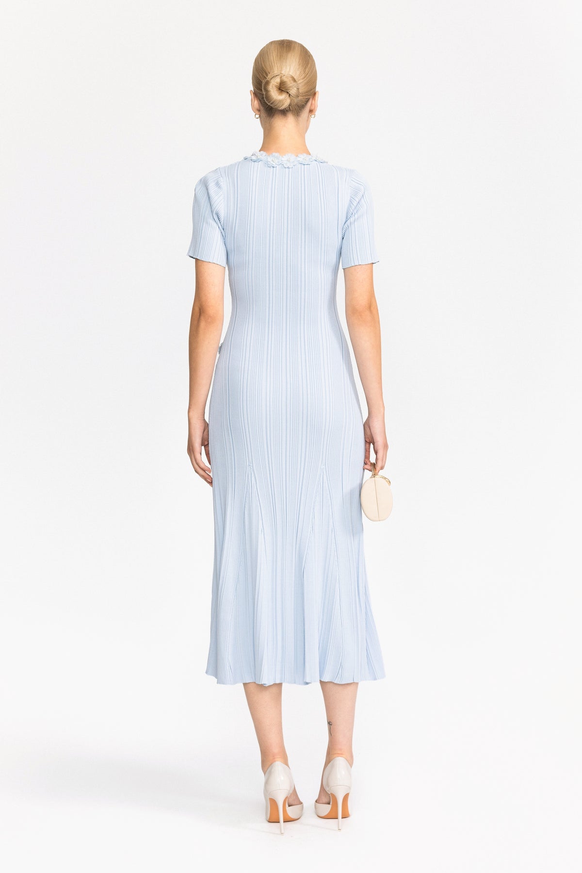Rochie midi din tricot reiato cu aplicație florală - bleu deschis 
