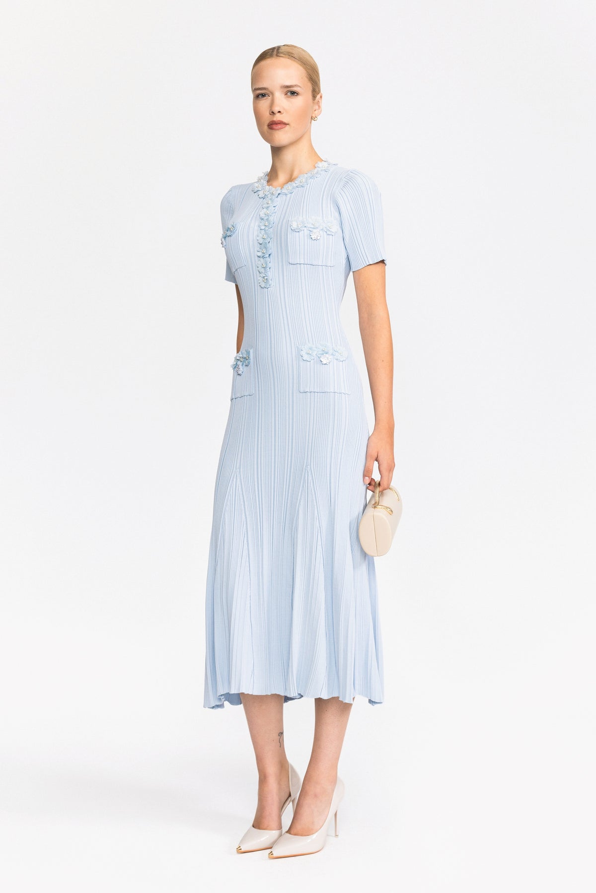 Rochie midi din tricot reiato cu aplicație florală - bleu deschis 