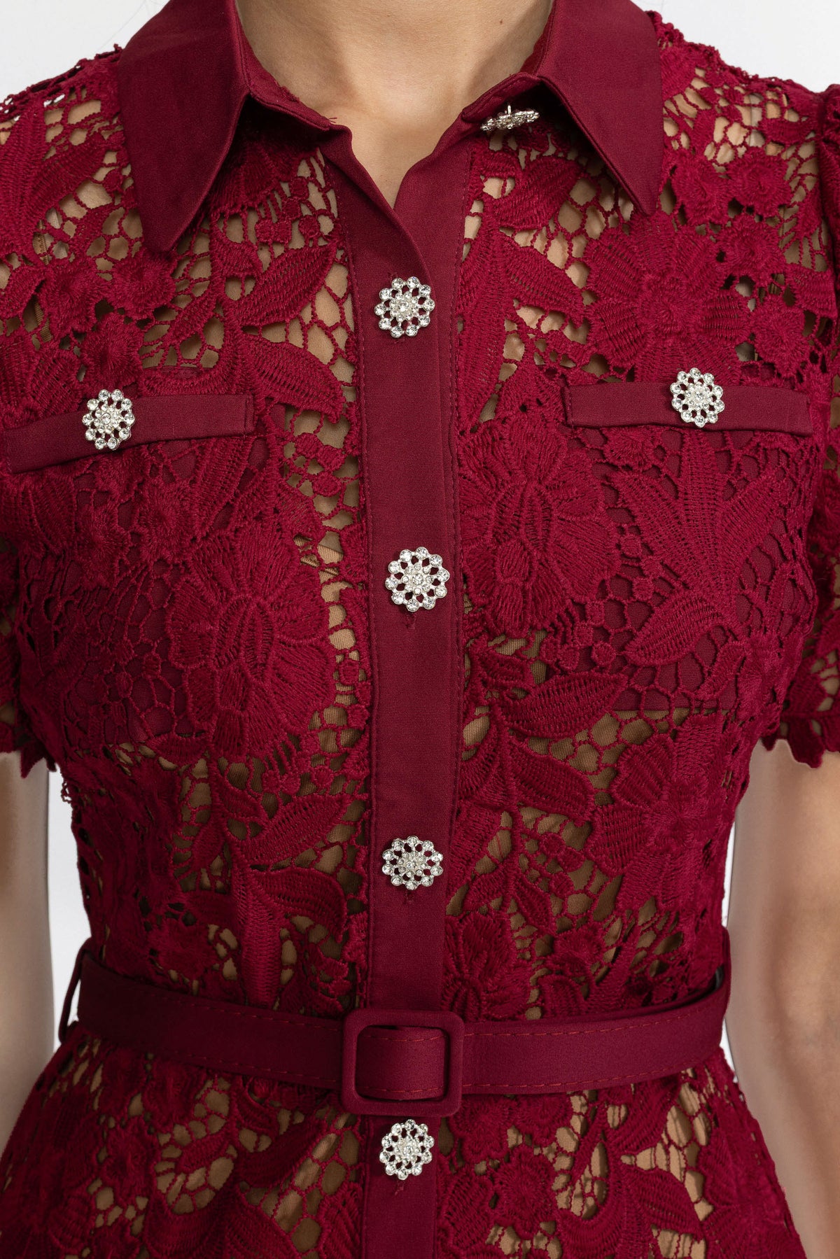 Rochie midi-cămașă din dantelă guipure cu nasturi din cristale - Burgundy 