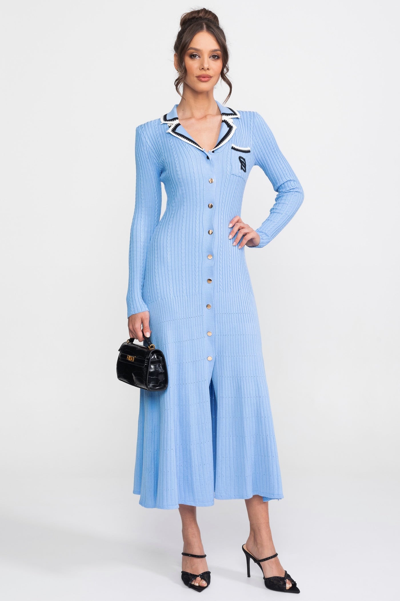 Rochie midi tricotată cu mânecă lungă, cu guler polo și patch cu monogramă - Blue 
