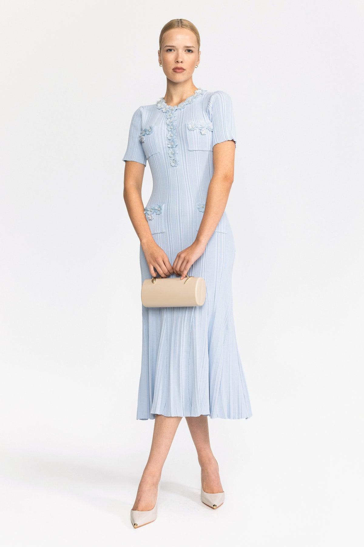 Rochie midi din tricot reiato cu aplicație florală - bleu deschis 