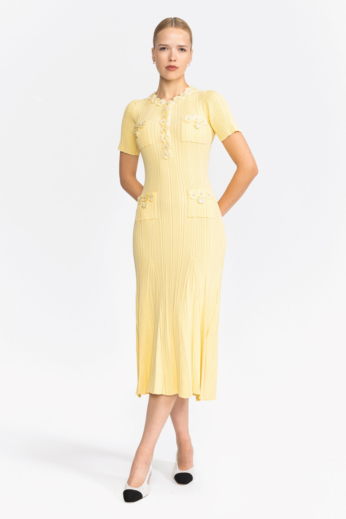 Rochie midi galbenă din tricot striat, cu aplicație florală 