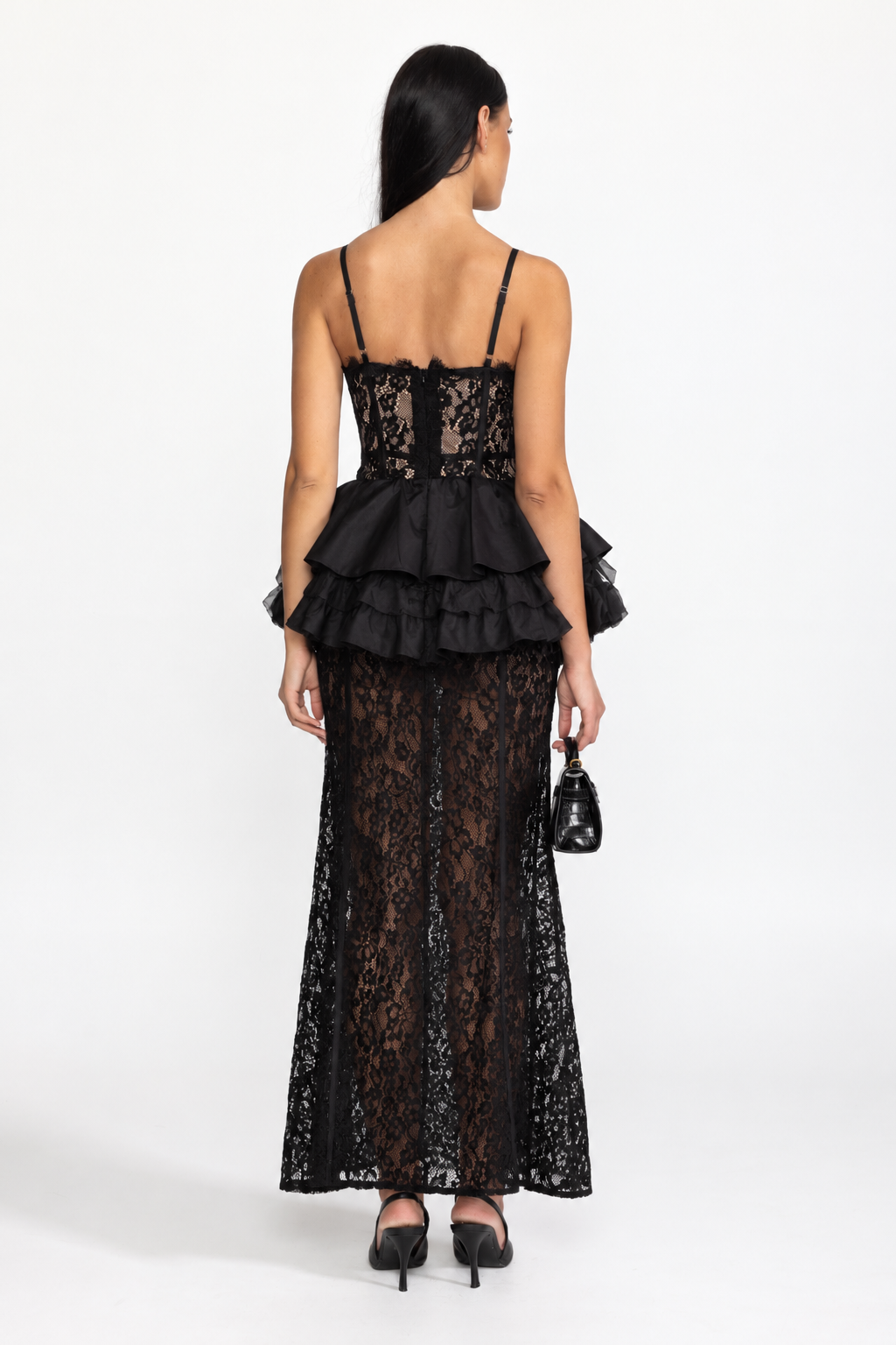 Rochie maxi neagră cu corset din dantelă, volane și peplum 