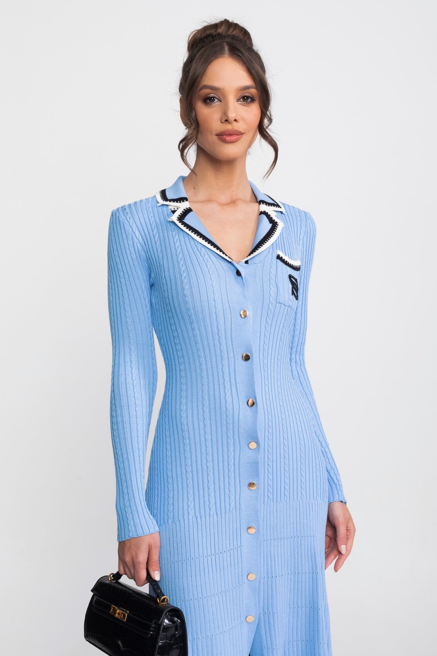 Rochie midi tricotată cu mânecă lungă, cu guler polo și patch cu monogramă - Blue 