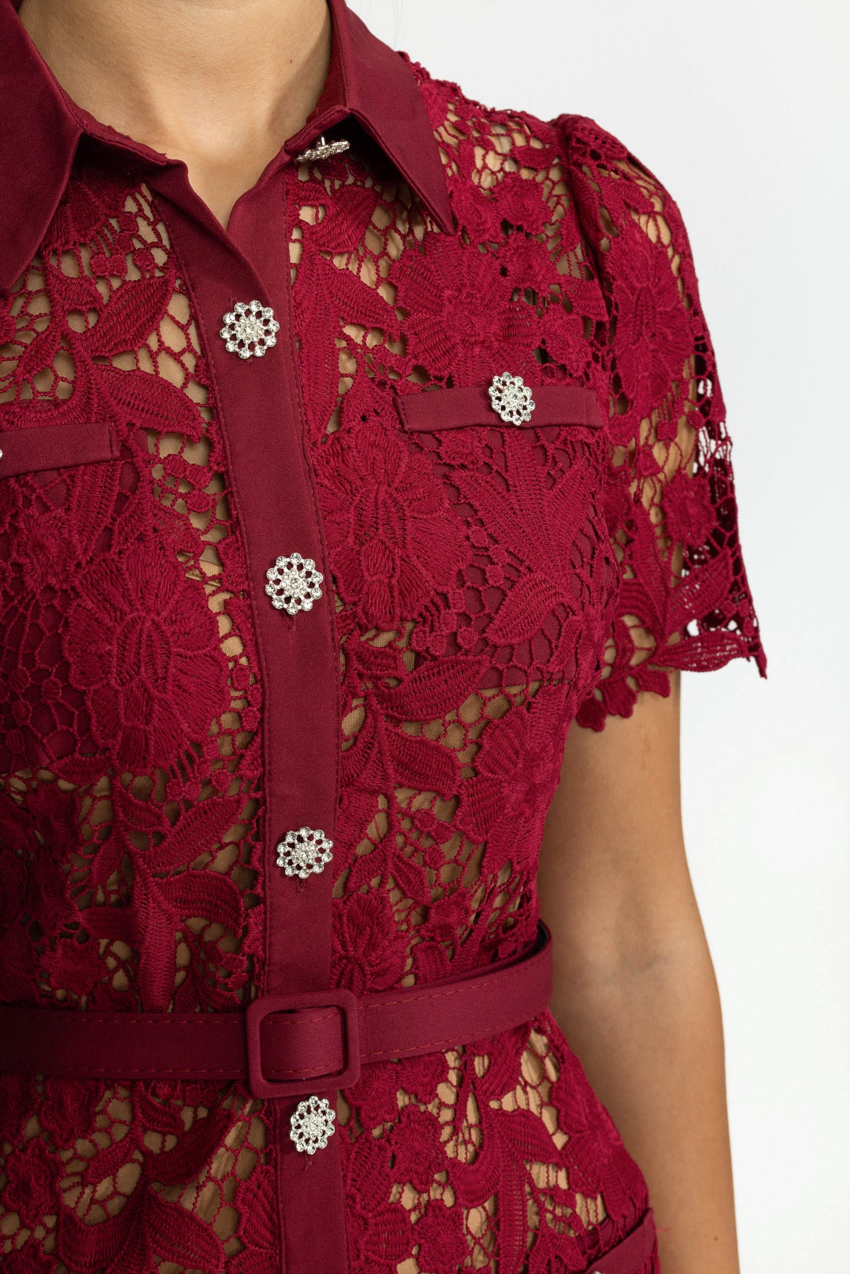 Rochie midi-cămașă din dantelă guipure cu nasturi din cristale - Burgundy 