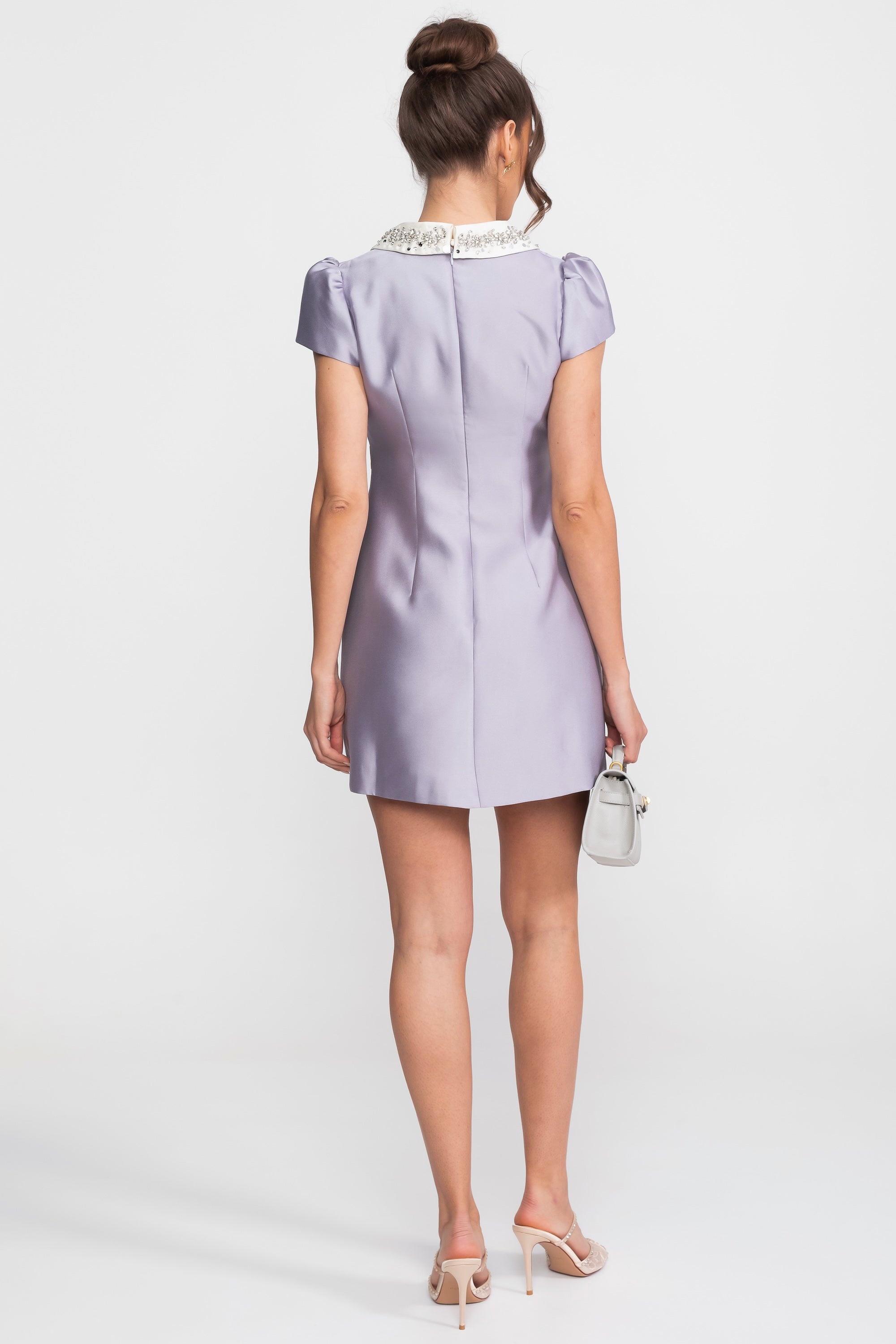 Rochie mini din satin cu guler Peter Pan cu cristale și talie cu fundă - Liliac 