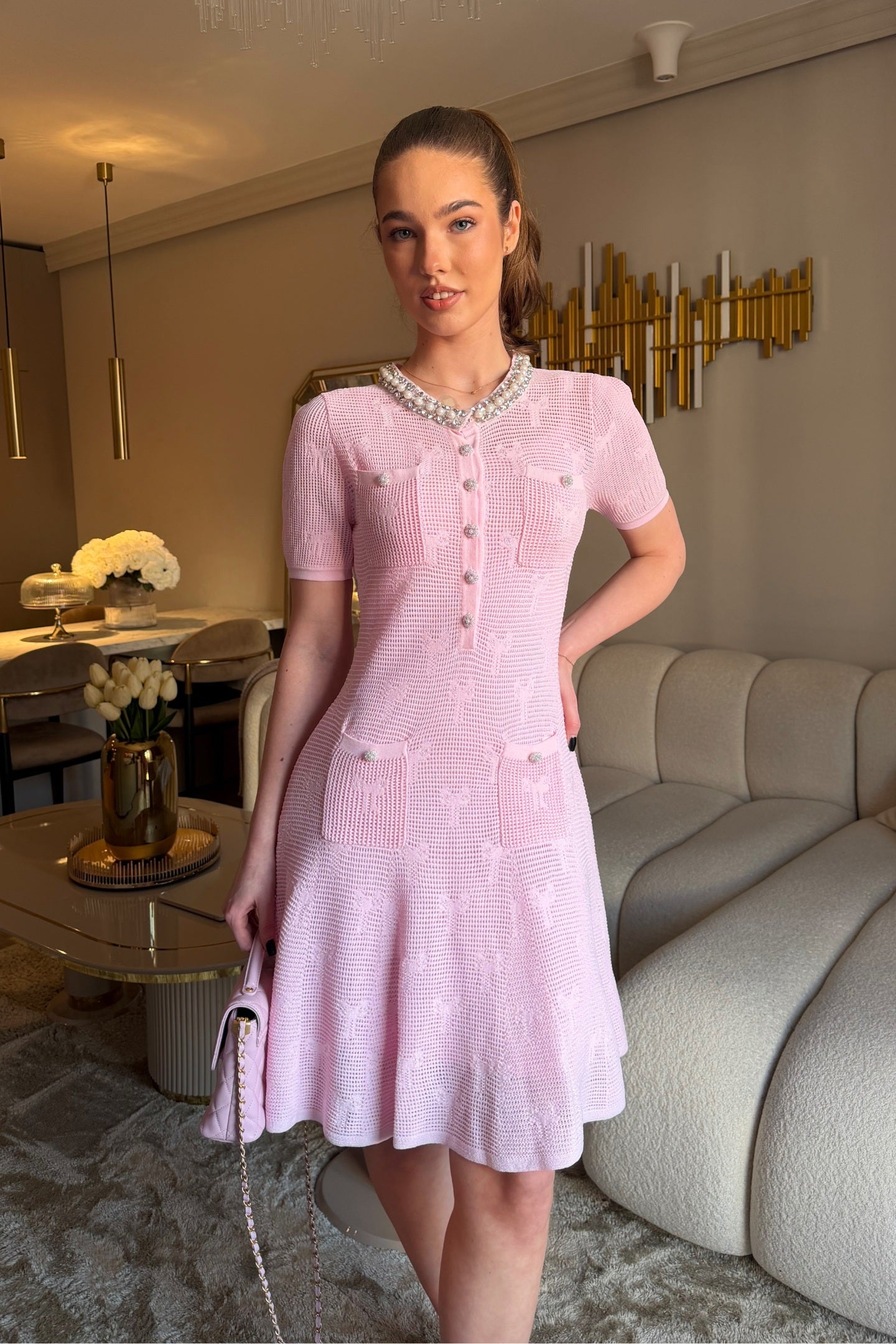 Rochie mini texturată cu mâneci scurte, decolteu cu margine de perle și nasturi cu cristale - Roz 