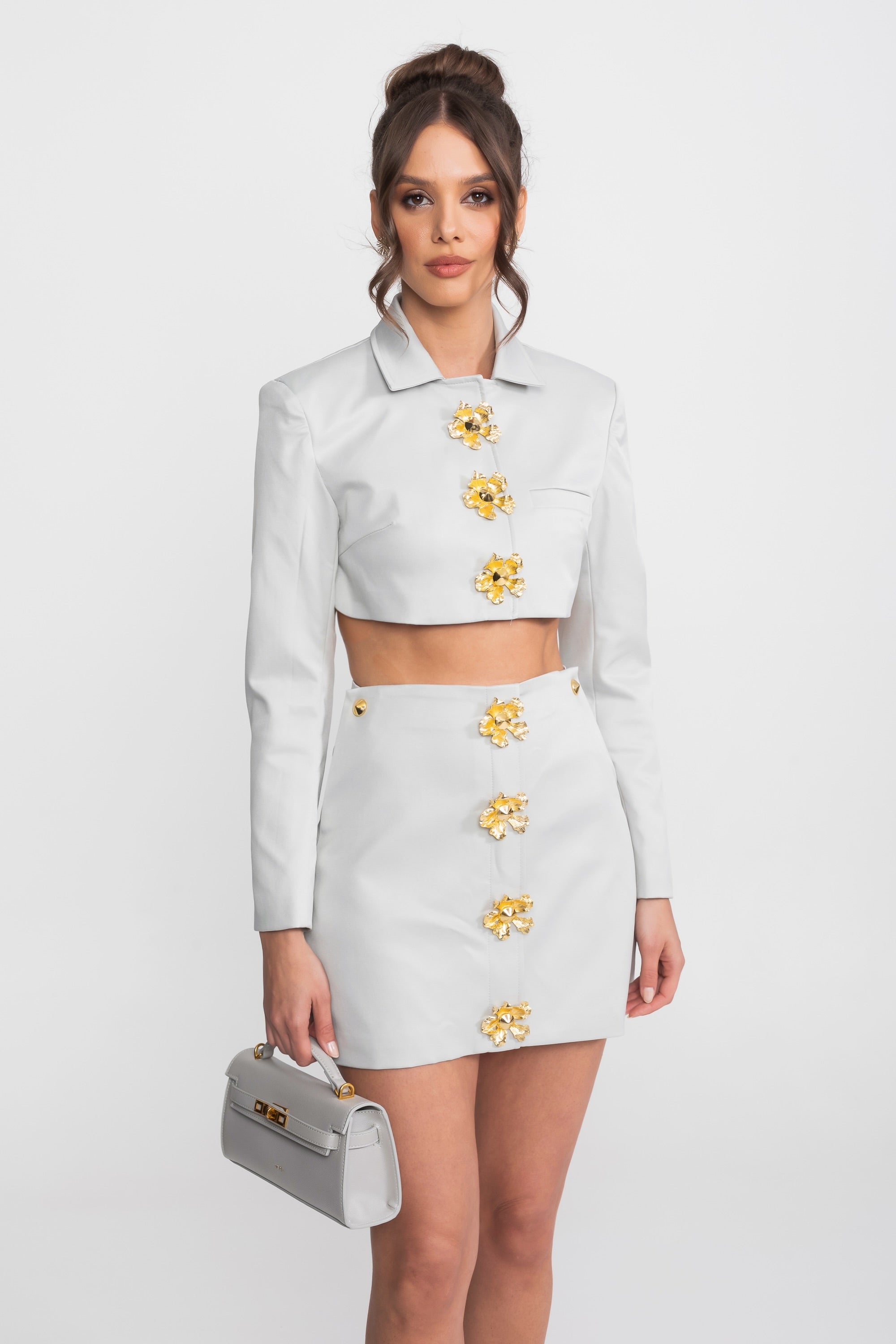 Set coordonat cu jachetă cropped și fustă mini, cu nasturi florali 3D - gri deschis 