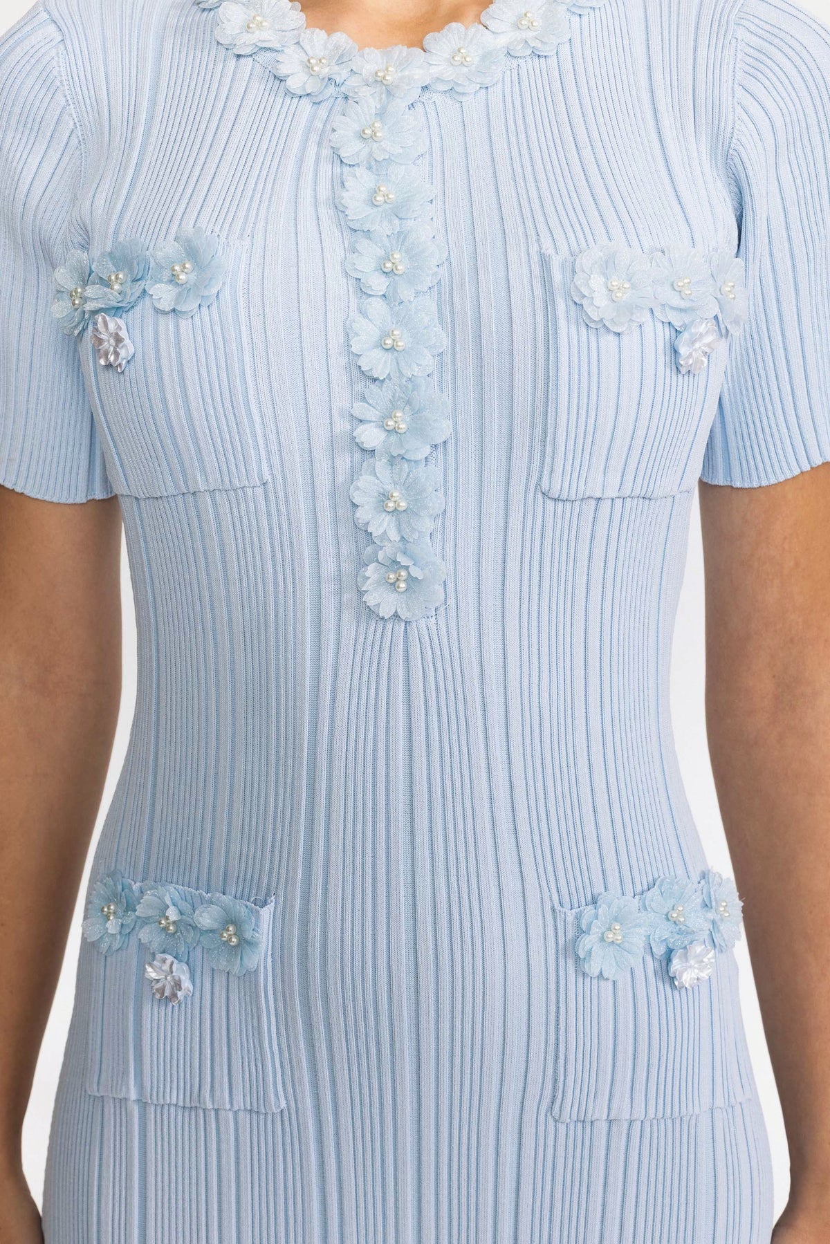 Rochie midi din tricot reiato cu aplicație florală - bleu deschis 