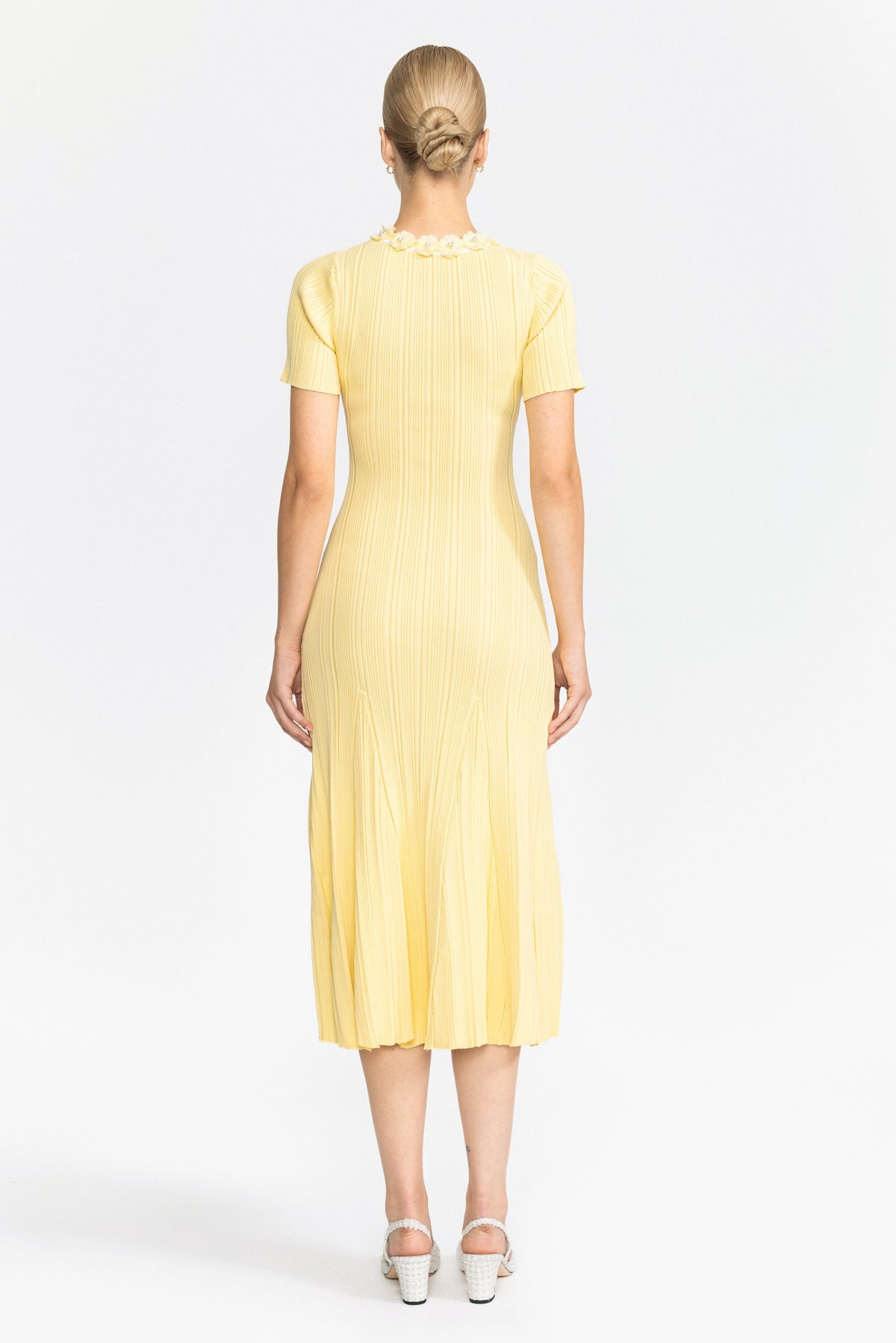 Rochie midi galbenă din tricot striat, cu aplicație florală 