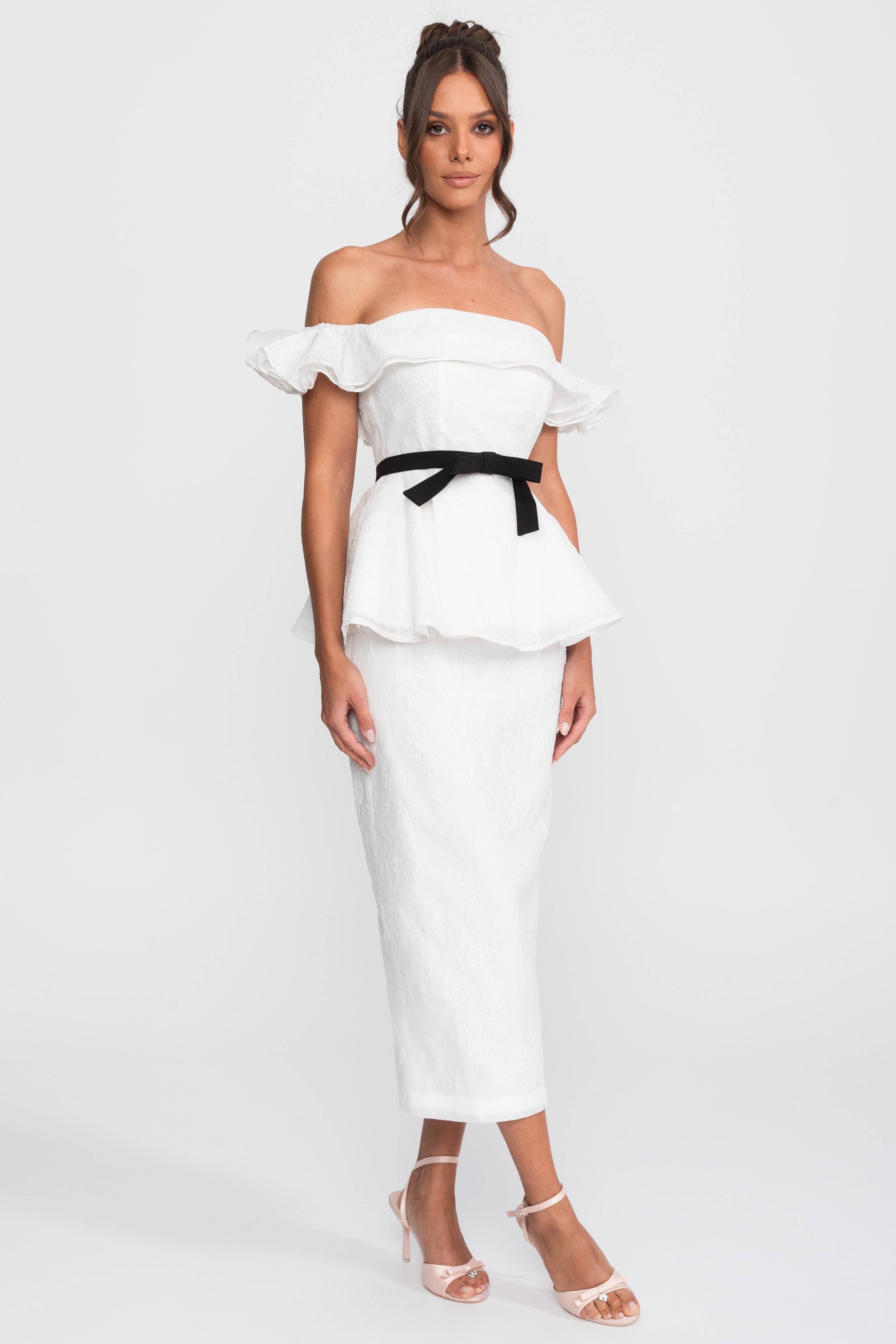 Set top și fustă cu decolteu pe umeri și peplum, cu curea din panglică neagră - Alb 