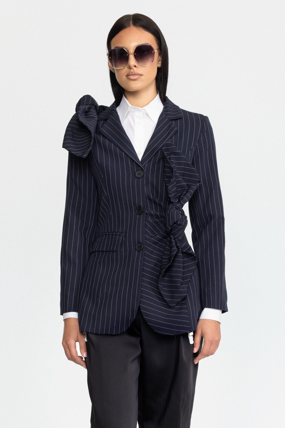 Blazer bleumarin cu fundă înnodată și dungi fine 