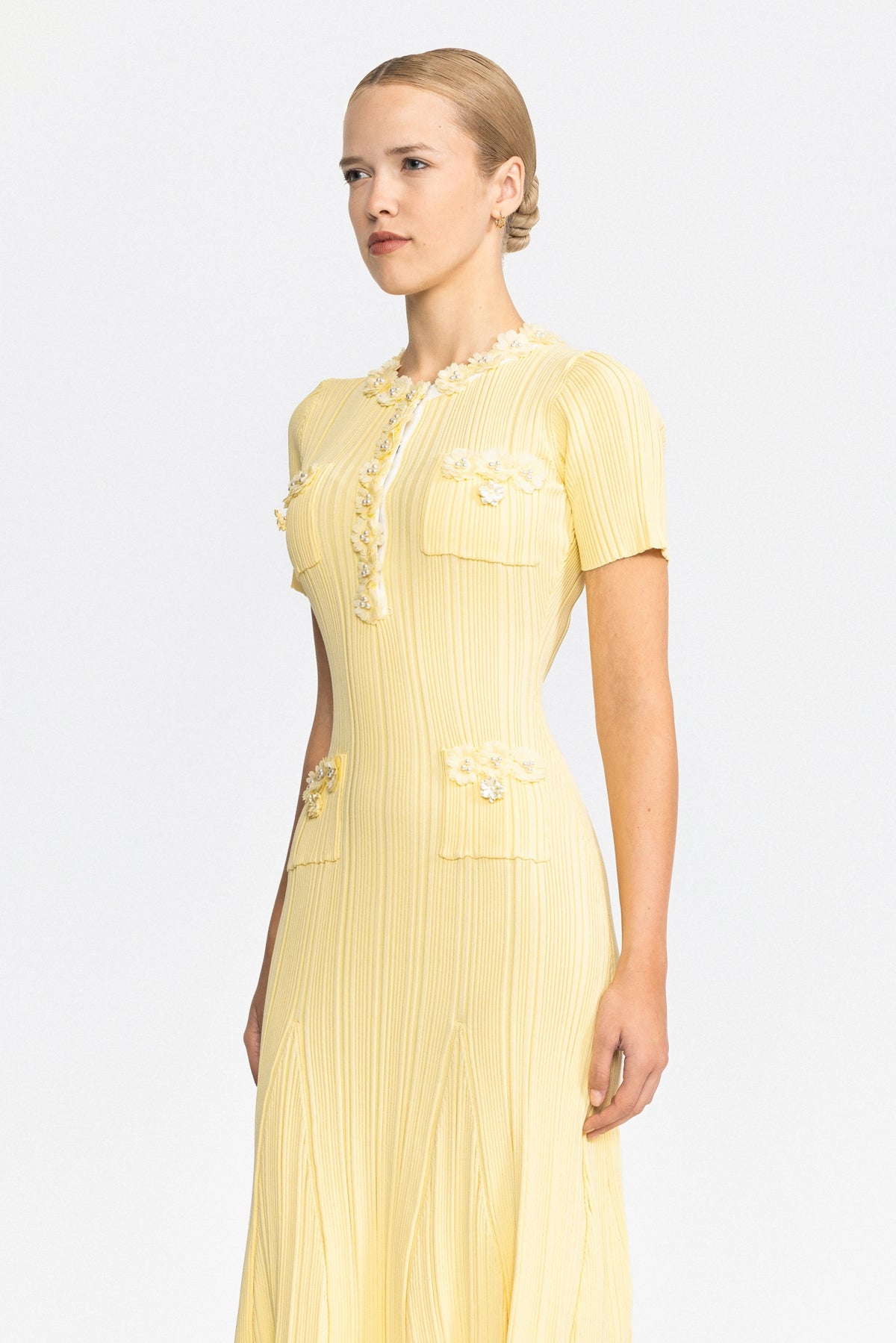 Rochie midi galbenă din tricot striat, cu aplicație florală 